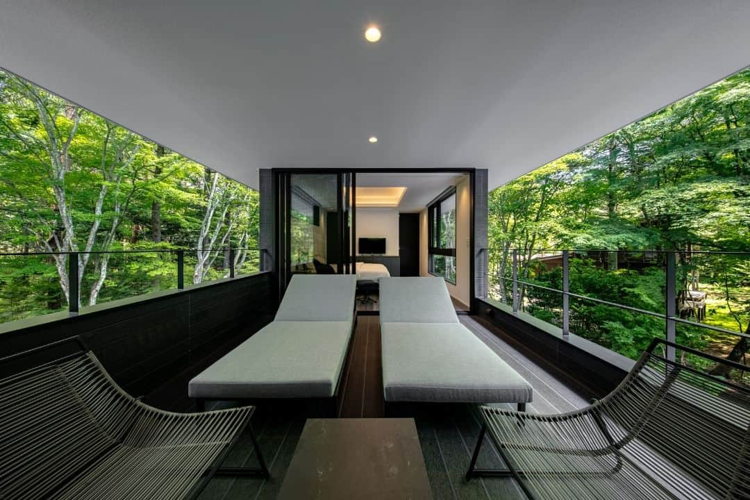 ミサワホーム株式会社さんのインスタグラム写真 - (ミサワホーム株式会社Instagram)「@misawahomes⠀ ～Villa In Forest 20～（長野県軽井沢町　Ｍさま）   ￣￣￣￣￣￣￣￣￣￣￣￣￣￣￣￣ 🏠オーナーさま実例のご紹介  自然を活かし、共存し、愉しみ、繋がりを感じられる軽井沢の別荘です。  pic2 シンプルなフォルムとダークな色合いで、一歩引いた外観に。 天井と軒はライトグレーで統一。大きな屋根に浮遊感を持たせています。  pic3～5 インテリアカラーはグレイッシュトーンで統一。 大きな窓や軒のつながりで、広がりが感じられる心地よい空間です。  pic7～8 ２階のベッドルームと隣接した広いインナーテラスで、ホテルライクな特別空間を演出しています。   ￣￣￣￣￣￣￣￣￣￣￣￣￣￣￣￣  #misawahome  #ミサワホーム  #ミサワホーム注文住宅  #新築戸建て #戸建て  #住宅デザイン  #デザイナーズ住宅  #理想の家づくり  #こだわりの家づくり #建築実例  #施工実例  #シンプルモダン #スタイリッシュモダン #グレーインテリア #シンプルモダンインテリア #ホテルライクな暮らし #ホテルライクインテリア #避暑地 #軽井沢ライフ #大開口 #折り上げ天井 #インナーバルコニー #間接照明のある暮らし #別荘 #別荘ライフ #別荘建築 #外観デザイン #外観イメージ #ミサワホームオーナー #山の日」8月11日 19時00分 - misawahomes