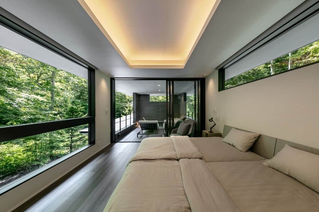 ミサワホーム株式会社さんのインスタグラム写真 - (ミサワホーム株式会社Instagram)「@misawahomes⠀ ～Villa In Forest 20～（長野県軽井沢町　Ｍさま）   ￣￣￣￣￣￣￣￣￣￣￣￣￣￣￣￣ 🏠オーナーさま実例のご紹介  自然を活かし、共存し、愉しみ、繋がりを感じられる軽井沢の別荘です。  pic2 シンプルなフォルムとダークな色合いで、一歩引いた外観に。 天井と軒はライトグレーで統一。大きな屋根に浮遊感を持たせています。  pic3～5 インテリアカラーはグレイッシュトーンで統一。 大きな窓や軒のつながりで、広がりが感じられる心地よい空間です。  pic7～8 ２階のベッドルームと隣接した広いインナーテラスで、ホテルライクな特別空間を演出しています。   ￣￣￣￣￣￣￣￣￣￣￣￣￣￣￣￣  #misawahome  #ミサワホーム  #ミサワホーム注文住宅  #新築戸建て #戸建て  #住宅デザイン  #デザイナーズ住宅  #理想の家づくり  #こだわりの家づくり #建築実例  #施工実例  #シンプルモダン #スタイリッシュモダン #グレーインテリア #シンプルモダンインテリア #ホテルライクな暮らし #ホテルライクインテリア #避暑地 #軽井沢ライフ #大開口 #折り上げ天井 #インナーバルコニー #間接照明のある暮らし #別荘 #別荘ライフ #別荘建築 #外観デザイン #外観イメージ #ミサワホームオーナー #山の日」8月11日 19時00分 - misawahomes