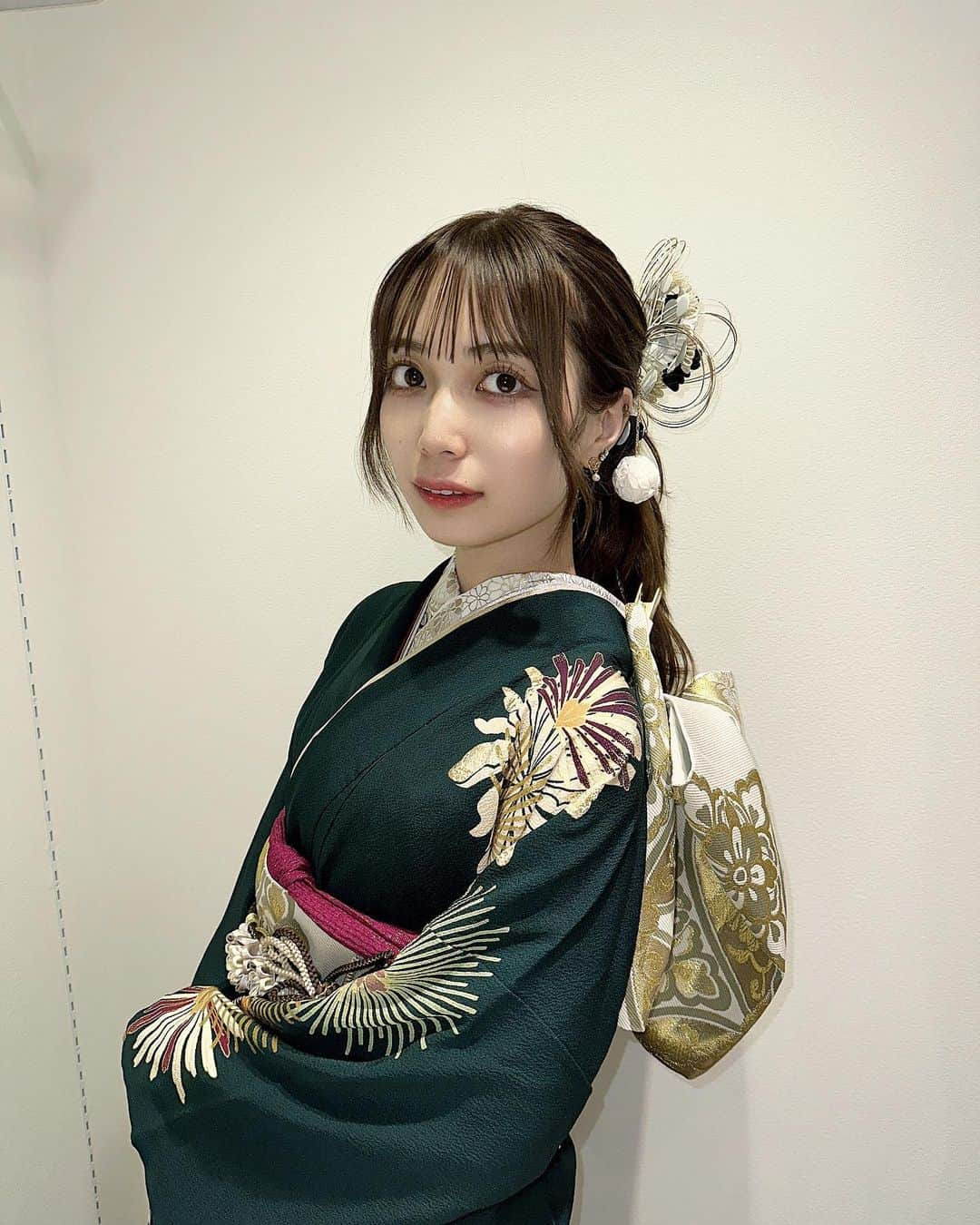 福田一華のインスタグラム：「・ ⁡ きものやまとさんに振袖選びに行ってきました🪭👘 ⁡ いろんな商品を試着できて小物も沢山あったよ！ ⁡ 可愛い着物いっぱい着れた🤍 ⁡ ⁡ ⁡ @furisode_kimonoyamato_official ⁡ ⁡ ⁡ ⁡ #PR #きものやまと #振袖#ふりそで　#成人式 #振袖レンタル#ママ振 #ハタチ #振袖レンタル  #振袖スタイリング  #前撮り #04」