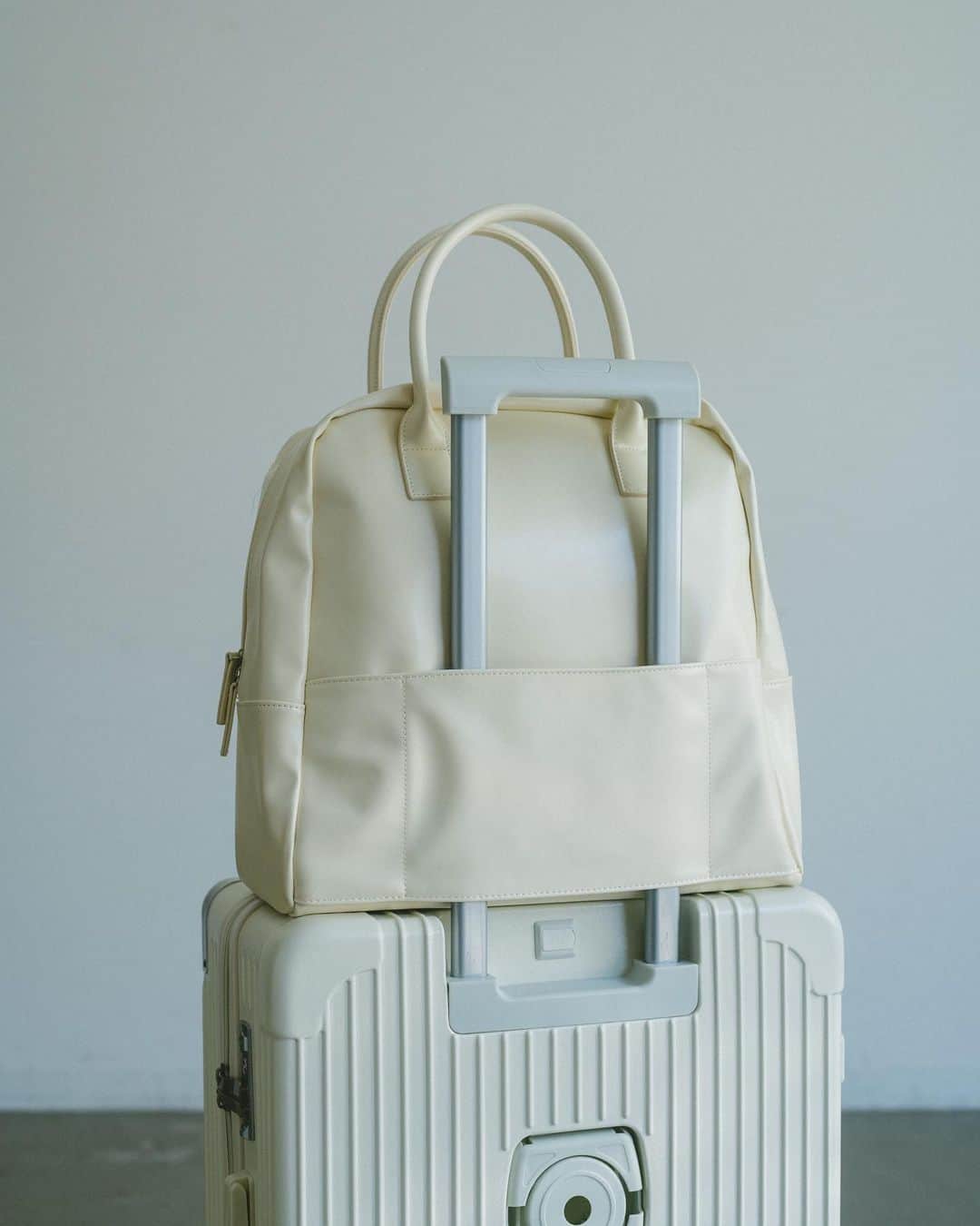 Vannie Officialのインスタグラム：「キャリーオントラベルボストンバッグ  … Design …  ・A4がすっぽり入る大容量ボストンバッグ ・フェイクレザーで普段使いもかっちりしたシーンにも ・キャリーバーにぴったりはまる背面ベルト付 ・内側側面にペットボトルホルダー付 ・裏地小さめポケット付 ・型押しロゴデザイン ・フェイクレザーで普段使いもかっちりしたシーンにも  … Styling …  普段づかいも旅行にも使えるおしゃれな大容量ボストン 上品で高見えするフェイクレザーで デニムなどでカジュアルなコーデにもきれいめコーデにも ベーシックで使いやすいブラック、アイボリーに ヴィンテージムード漂う赤茶色もおすすめ  ━━━━━━━━━━━━━━━━━━━━━  透け感：なし 裏地：あり 厚さ：厚め 伸縮性：なし 光沢感：あり  ━━━━━━━━━━━━━━━━━━━━━━ #vannie_u」
