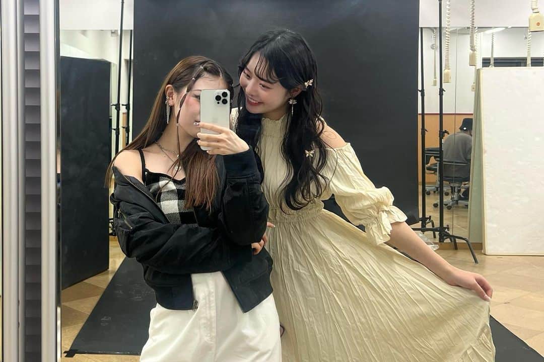高鶴桃羽さんのインスタグラム写真 - (高鶴桃羽Instagram)「札幌ベルエポック美容専門学校 @sapporobelle  パンフレット撮影の時の写真📷✨  とっても素敵にヘアメイクしていただきました🥺🫶  💇🏻‍♀️💄 @hisaraki_hair  @sakurachild_317   @ryoka_0720 ちゃんと一緒ですーっごい楽しかった🥰🫶  #ベルエポック美容専門学校 #札幌ベルエポック美容専門学校 #ヘアメイク」8月11日 19時00分 - momoha2003523