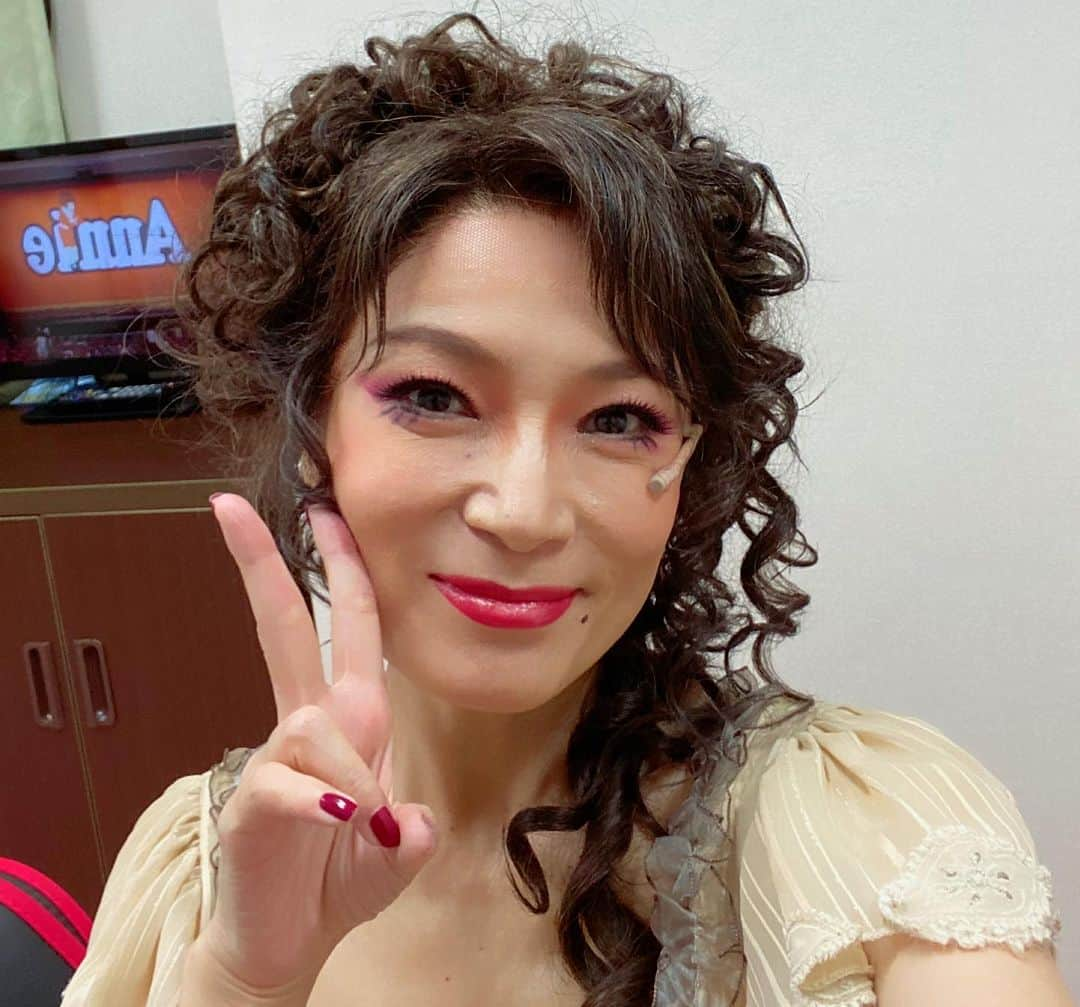 マルシアさんのインスタグラム写真 - (マルシアInstagram)「今日も #ミュージカルアニー 大阪公演 ご来場頂き 感謝申し上げます🙏 残り６回公演 楽しみます♪  感謝感謝 今日もげんき 取り急ぎ感謝❤️  また明日ね #マルシア」8月11日 19時01分 - marciaknishiye