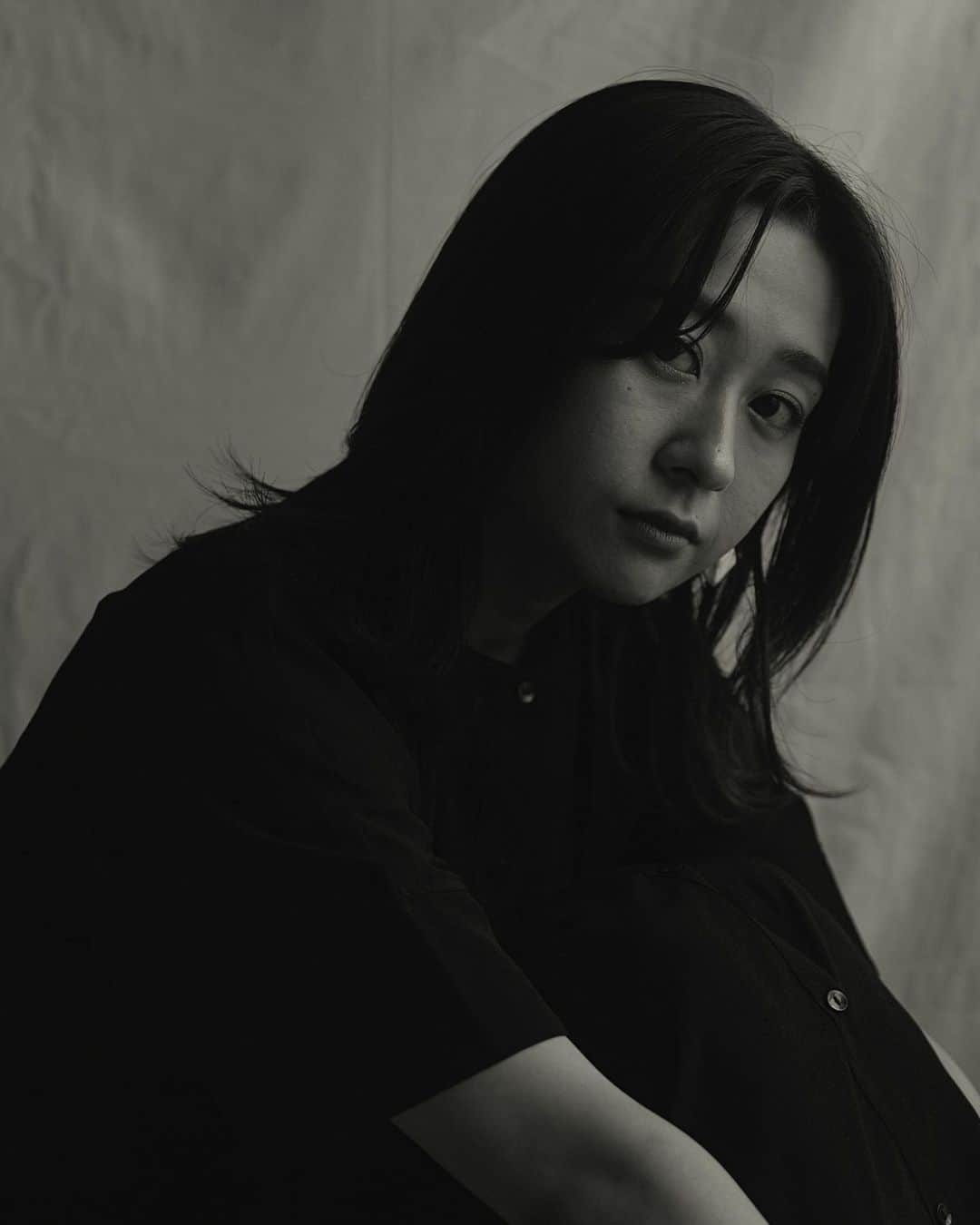 のインスタグラム：「今年の5月ごろ。 フォトグラファーの林さん(@shohei_hayashi )に ありのままの、等身大の私を、撮っていただきました。写真を撮ってもらう時ってついつい構えてしまう癖があるのだけど…、林さんとは同い年ということもあり、話も弾み、気づけばずっと前からの知り合いみたいな感覚で、すごくリラックスしながら撮って頂いてました。たのしかった、良い時間だった。自分のコンプレックスさえも受け入れられそうな、、載せるタイミングを逃しまくってましたが今日ここに載せてみます。ありがとうございました🌿」