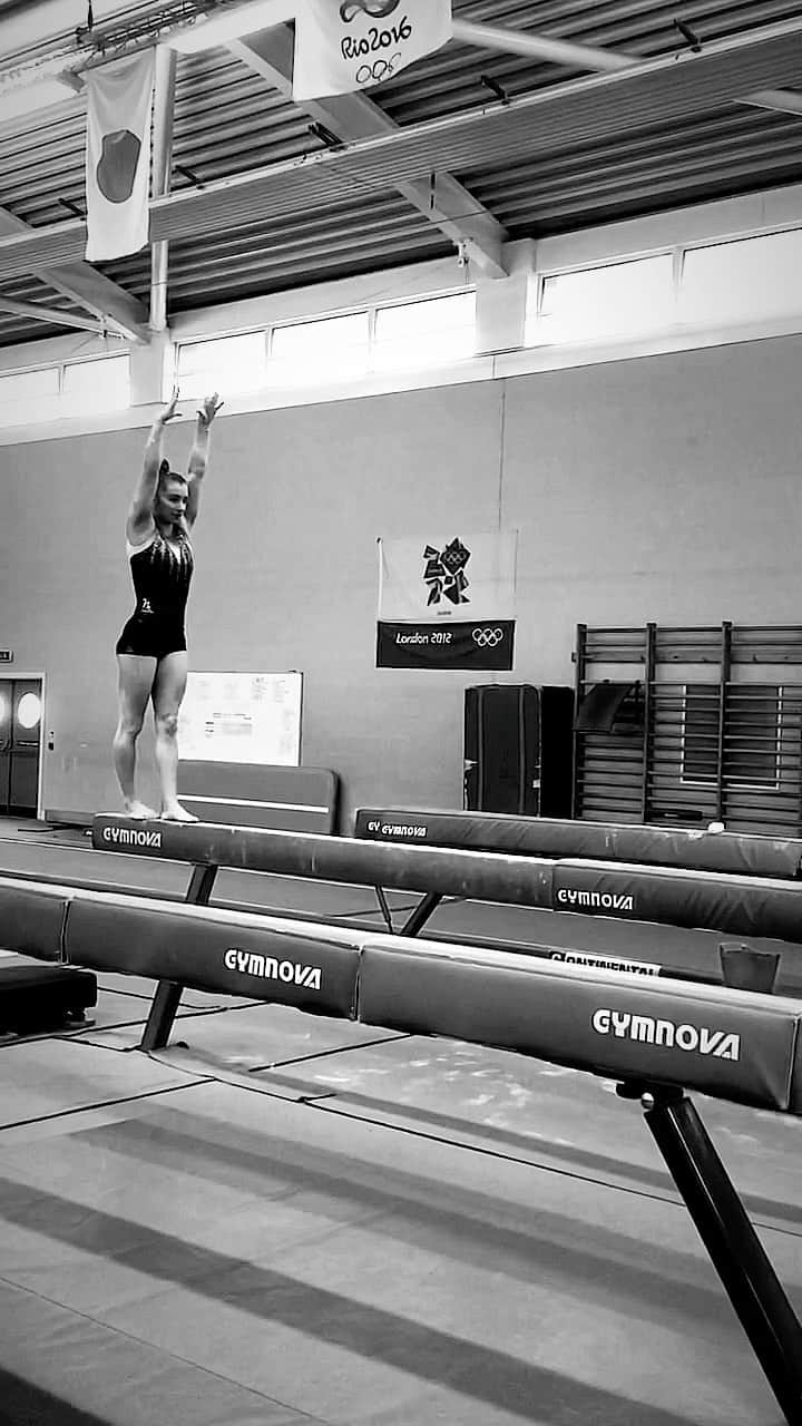 ケリー・シムのインスタグラム：「Adrenaline. rush. every. time. 🤸🏼‍♀️   #Throwback #Training #FullInBackOut #MilanoProSport」