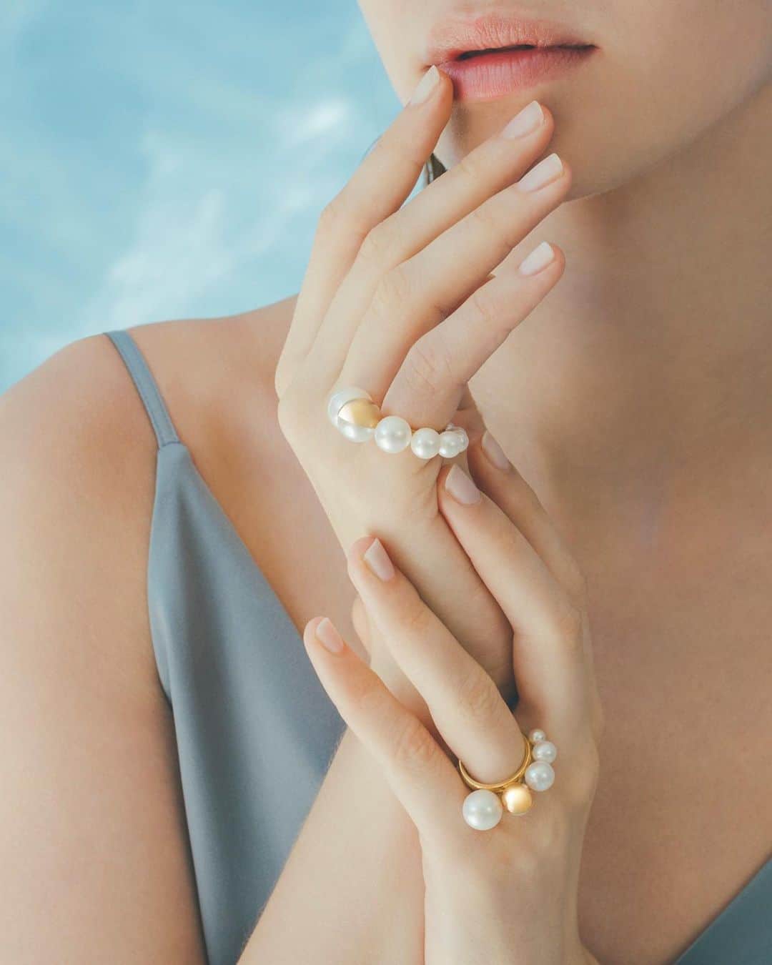 TASAKIさんのインスタグラム写真 - (TASAKIInstagram)「The ‘SHELL’ series by @melaniegeorgacopoulos presents innovative pearl jewellery featuring bounteous silhouettes, unique shell-inspired images. Elegantly stacked, these M/G TASAKI rings cloak your fingers in mystical elements of the sea.  M/G TASAKIの「SHELL (シェル)」は、貝殻に見立てたボリュームシルエットが新鮮なパールジュエリー。 海の神秘的なエレメントで指を包み込むリングを、優雅に重ね着けて。  #TASAKI #MGTASAKI #melaniegeorgacopoulos」8月11日 19時07分 - tasaki_intl