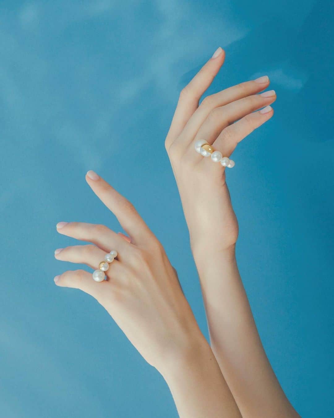 TASAKIさんのインスタグラム写真 - (TASAKIInstagram)「The ‘SHELL’ series by @melaniegeorgacopoulos presents innovative pearl jewellery featuring bounteous silhouettes, unique shell-inspired images. Elegantly stacked, these M/G TASAKI rings cloak your fingers in mystical elements of the sea.  M/G TASAKIの「SHELL (シェル)」は、貝殻に見立てたボリュームシルエットが新鮮なパールジュエリー。 海の神秘的なエレメントで指を包み込むリングを、優雅に重ね着けて。  #TASAKI #MGTASAKI #melaniegeorgacopoulos」8月11日 19時07分 - tasaki_intl