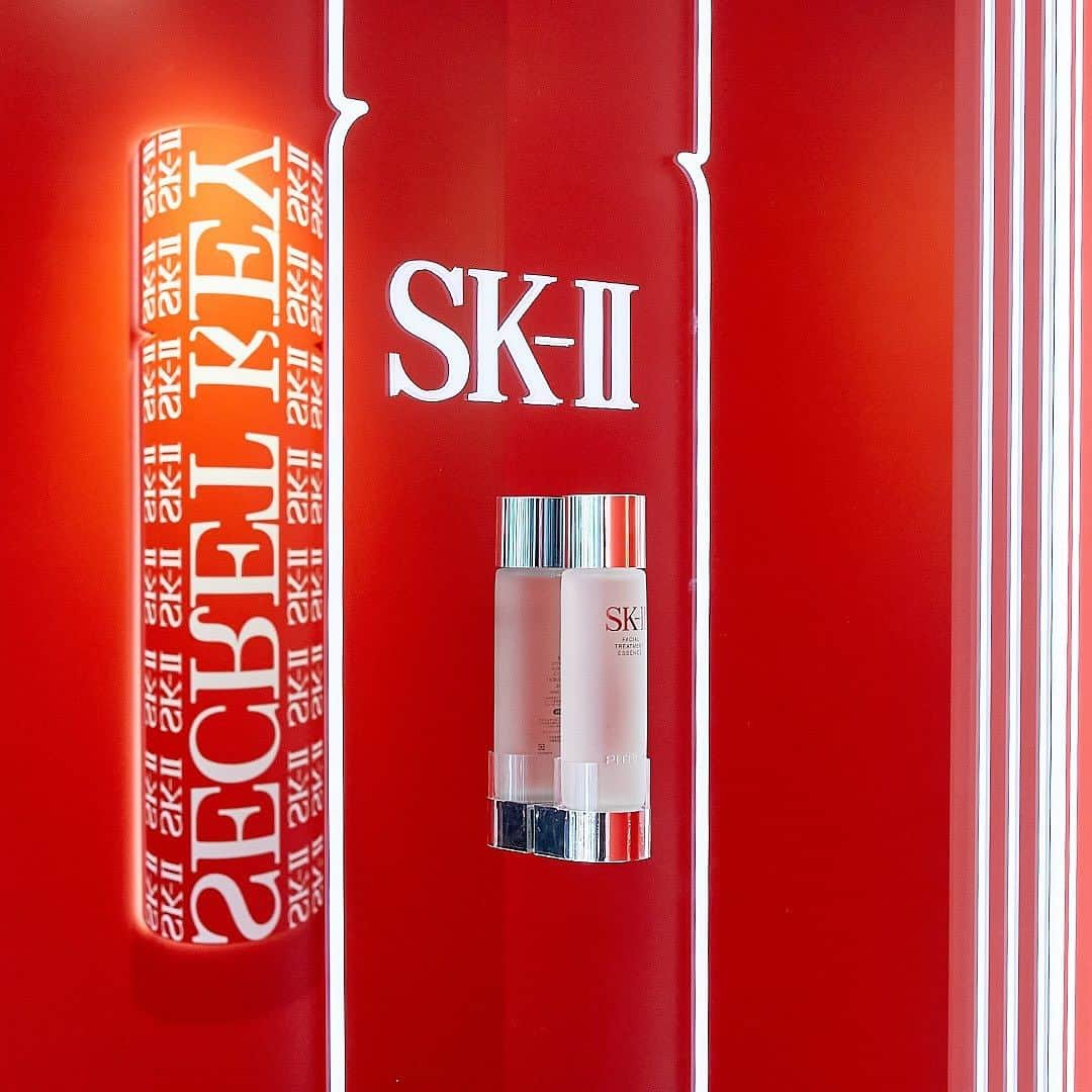 SK-II's Official Instagramさんのインスタグラム写真 - (SK-II's Official InstagramInstagram)「Unlock infinite possibilities with PITERA™, the secret key to Crystal Clear Skin. 💫From a chance discovery over 40 years ago, PITERA™ has transformed the skin of millions. #SKIITheSecretKey #SKIISECRETKEYHOUSE」8月11日 19時08分 - skii