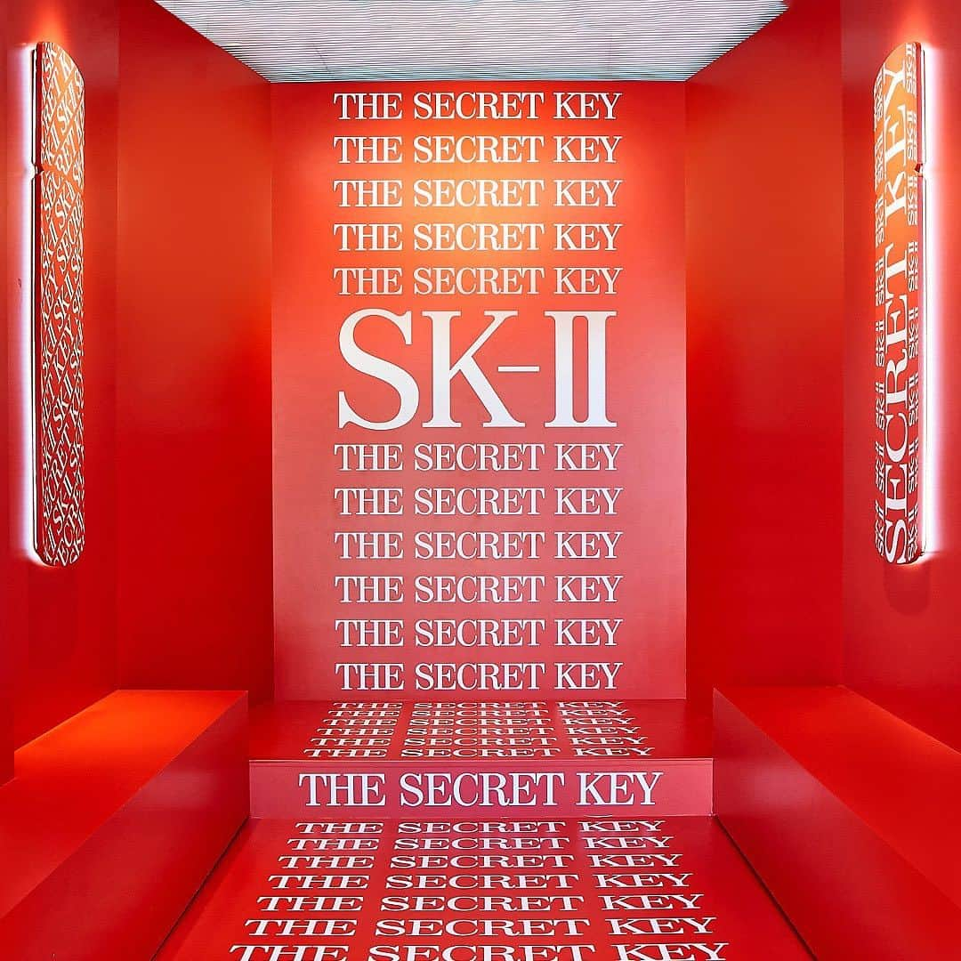 SK-II's Official Instagramのインスタグラム：「Unlock infinite possibilities with PITERA™, the secret key to Crystal Clear Skin. 💫From a chance discovery over 40 years ago, PITERA™ has transformed the skin of millions. #SKIITheSecretKey #SKIISECRETKEYHOUSE」