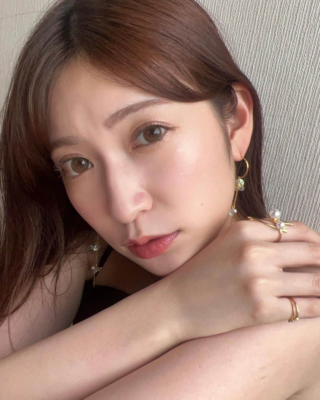 吉田朱里のインスタグラム：「今1番お気に入りのファンデ🤍🤍🤍 毎日メイクでも使ってて YouTubeでも度々登場している  KANEBO コンフォートスキン ウェアについてご紹介させてください！  KANEBOから 「素肌に化ける※ 第2弾」としてリクイドファンデーションが新しく登場するんですが  ここ数年のファンデーションの進化が本当にすごいなと思うんですけど… これもまた本当にすごくて 色々使いたいのについつい 毎日このファンデを手に取ってしまうんです。  とにかく付け心地が軽く 塗ってる感を感じさせない。 肌がスッと明るくなって でもって、崩れにくく 一日中ツヤと素肌感が続いて 落とした時まで、肌が喜んでいる感じ。  もうどこをとっても良くて ファンデに求めてることが バランスよく全て叶えられて…本当に虜になりました！  是非ともみんなにも使ってほしい。自信を持ってお勧めしたい！そんなファンデです！  YouTubeでもたくさん登場してるので良かったら動画も見てね🤍🤍  ※メイク効果による #KANEBO #素肌に化ける #晴れわたる素肌 #コンフォートスキンウェア #ファンデーション #KANEBO_PR @kaneboofficial」