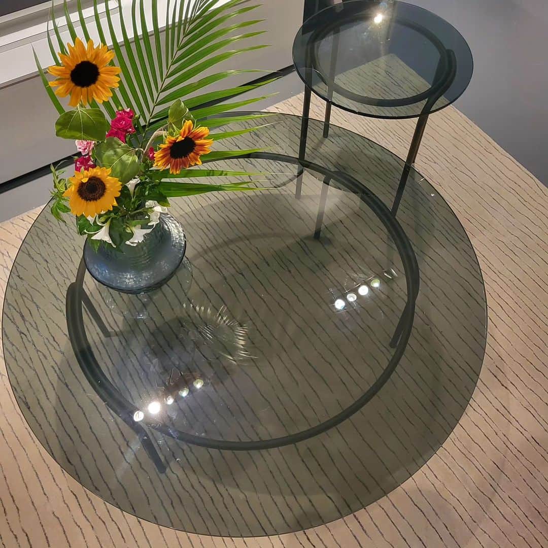 ligne roset shopさんのインスタグラム写真 - (ligne roset shopInstagram)「【ROSETLiam】ロゼリアム とてもシンプルな作りですが、天板のグレーガラスが醸し出す、こだわりの雰囲気に惹かれます。 あらゆるソファとも、相性が良いです。  size Low table  φ1100×H350 (mm) Side table φ480×H500 (mm)  天板　グレーガラス 脚　　ブラックスチール  ご質問などはDMまでお問い合わせください🌱  #ligneroset #ericjourdan #myligneroset #リーンロゼのある暮らし #センターテーブル #サイドテーブル #テーブルコーディネート #モダンインテリア #コンテンポラリースタイル」8月11日 19時20分 - ligneroset_jp_shop