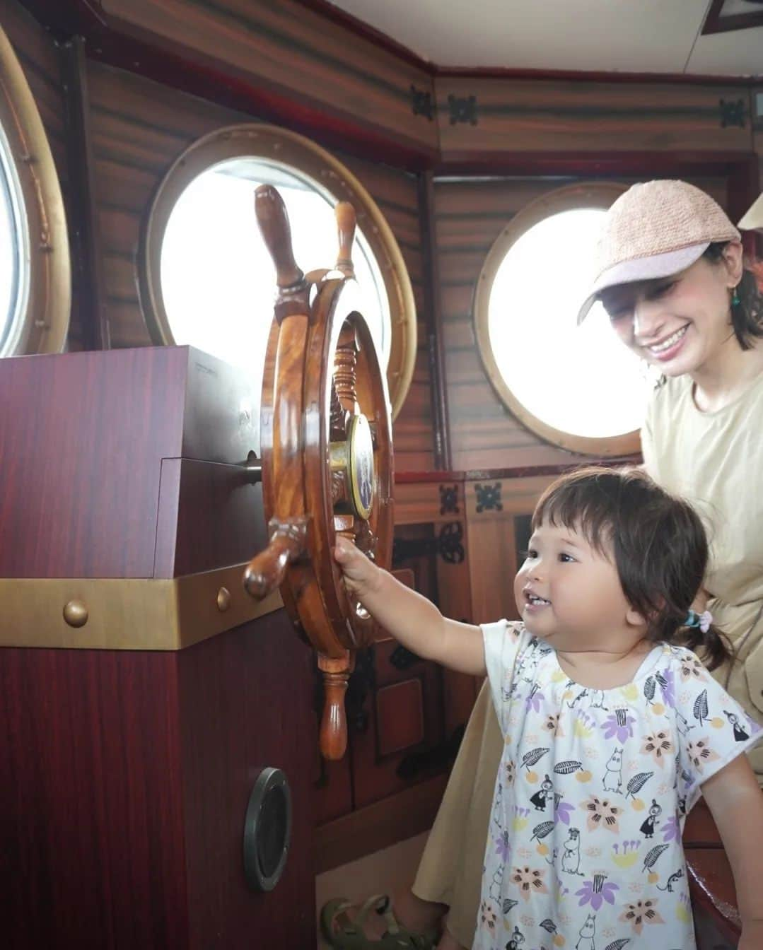 芳美リンさんのインスタグラム写真 - (芳美リンInstagram)「ラナちゃん、八景島シーパラダイスデビュー🐬♡  4つの水族館の入園と、アトラクション乗り放題のワンデーパスを、kkdayで予約していきました☆  ラナちゃんはまだ無料です👶  ラナちゃんが一番テンション上がったのは、 海賊船で船長になった時！ メインの水族館より興奮していました。  ハワイアンカフェ ＆ レストラン メレンゲで 美味しいランチも♪ ブルーベリーパンケーキには、真剣な眼差し。👀  kkdayでは、 夏休み期間限定で超お得なセール商品がたくさん👀 人気施設に使えちゃうクーポンもプレゼント♪ KKdayアプリ限定で使える！国内の人気施設のチケットが100円OFFになるクーポンプレゼント！  https://onl.tw/T1AycWq  ぜひ夏休みのお出かけに、チェックしてみて下さい＼(^o^)／  @kkdayjp #KKday旅 #KKday認定旅レポーター #KKday#traveltoddler#トラベルトドラー#八景島シーパラダイス#子連れ旅#旅育」8月11日 19時14分 - lynn.lynn5