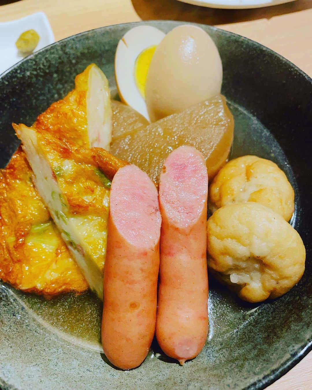 向清太朗のインスタグラム：「餃餃餃〜！ 横浜でふらっと入ったおでん居酒屋に！ 餃子さつま揚げというメニューあったから頼んだ餃〜！ さつま揚げの中に餃子の具があるタイプ！ 熱々でさつま揚げの旨味に加え出汁と餡のうまさ！ 日本酒ご馳走様のパターン餃〜！  #餃子 #餃子さつま揚げ #横浜 #餃子君 #横浜の餃子の浸透具合ってことよね #いいよね横浜 #たそがれ #タソガレン #ガレソ #川島ねごと #天津向 #餃餃餃 #なんのタレコミも待ってません」