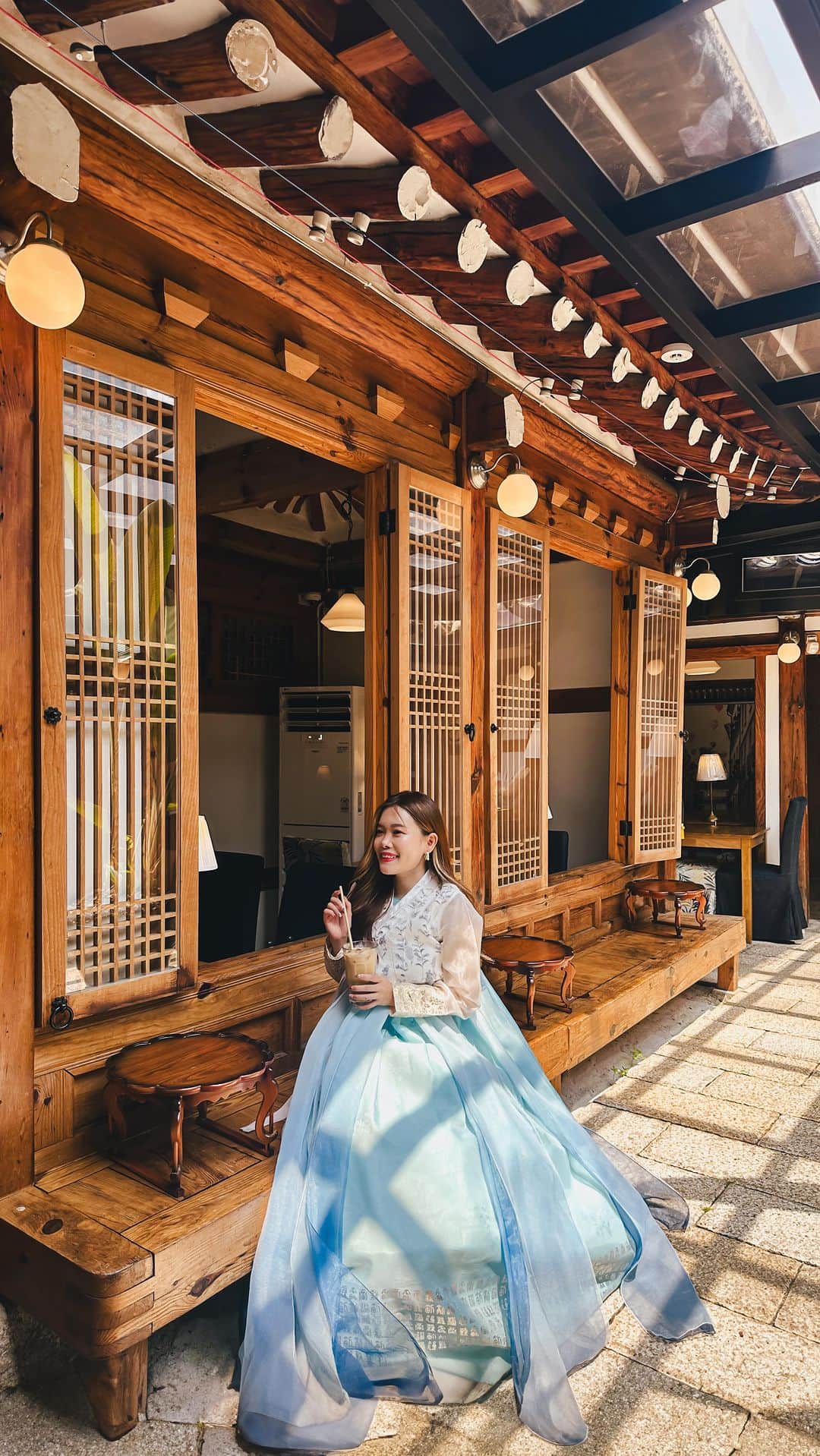 Stella Leeのインスタグラム：「Leisure life as a princess in Seoul 🇰🇷🥂」