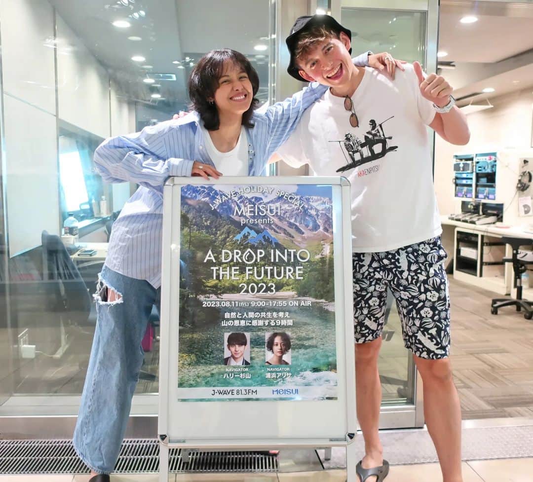のインスタグラム：「J-WAVE HOLIDAY SPECIAL @jwave813  メイスイ presents A DROP INTO THE FUTURE リスナーの皆様、ゲストの皆様のおかげで 9時間Live無事に完走できました🗻 本当にありがとうございました🥰 ハリーくん、スタッフの皆さんも 長丁場お疲れ様でした🫱🏼‍🫲🏻🫂  ホリスペは何度やっても緊張するしまだまだだなぁと反省ばかりしますが やっぱり嬉しくて楽しくてありがたいです🙏🏼  またお耳にかかれますように📻  #山813 #jwave #メイスイ」