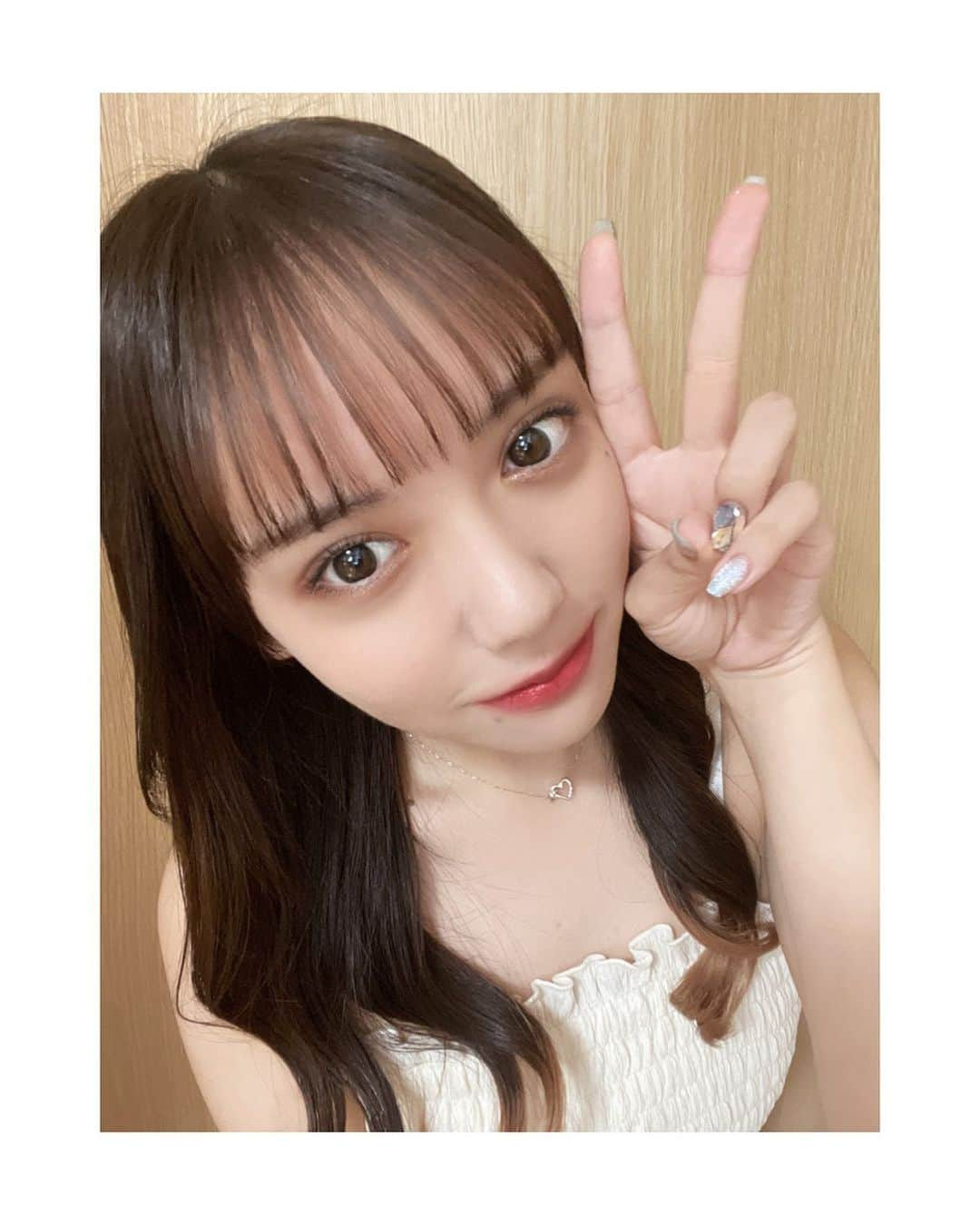 川瀬あやめ（ukka）さんのインスタグラム写真 - (川瀬あやめ（ukka）Instagram)「・ 久しぶりに髪の毛下ろした〜✌🏻  #ヨシンモリ #グラデーションカラー #埋めつくしネイル #川瀬あやめ #ukka」8月11日 19時18分 - ayame_kawase