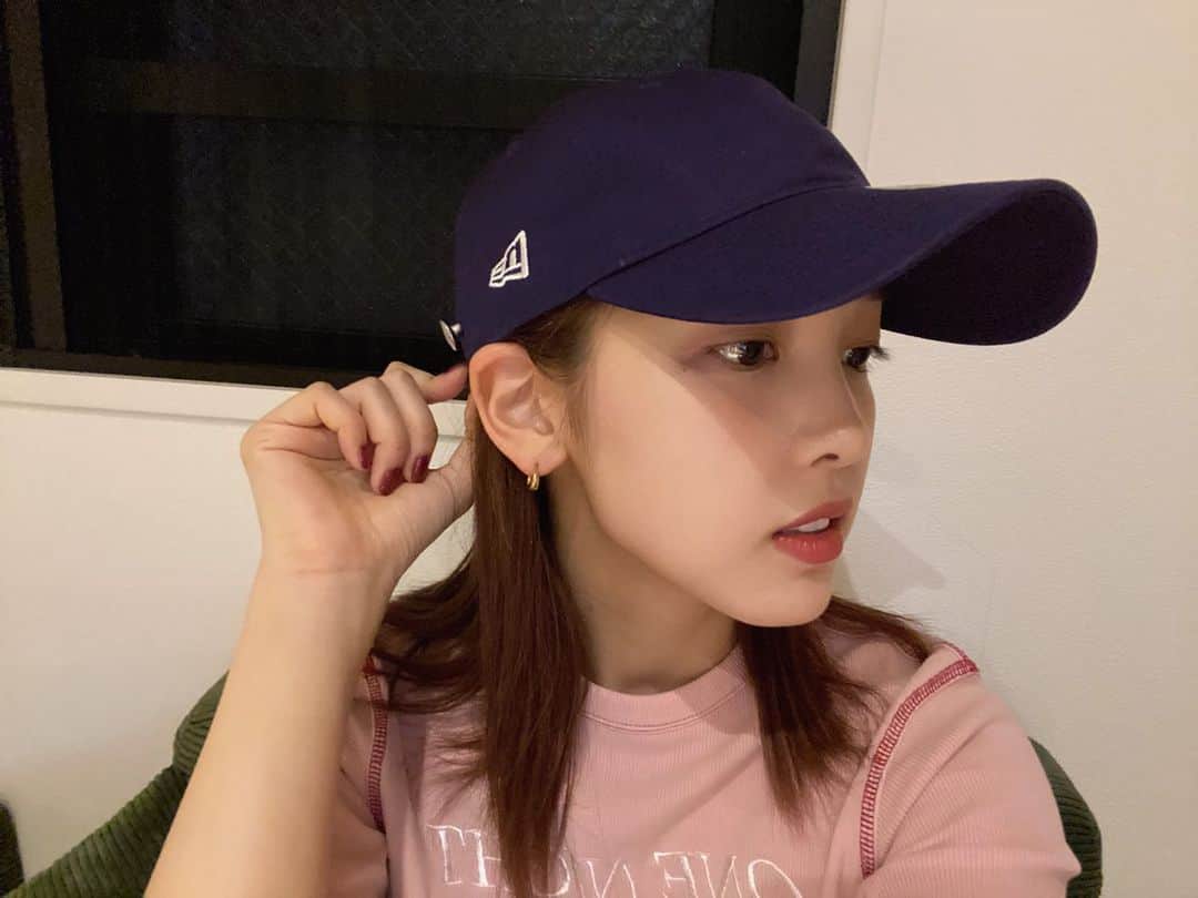 飯窪春菜のインスタグラム：「🧢  NEW ERAの注文していたキャップが届いたから今日早速被っていたのですが、この飛び出たネジみたいな部分（名称わからない😹）がHUNTER×HUNTERイルミの気分になれてハッピーでした☺️笑  ちょっと痩せてきたけど、すみません、今夜はどうしてもカップ麺が食べたい気分です🍜  #newera #neweracap #カップ麺 は #ブルダック ラーメン」