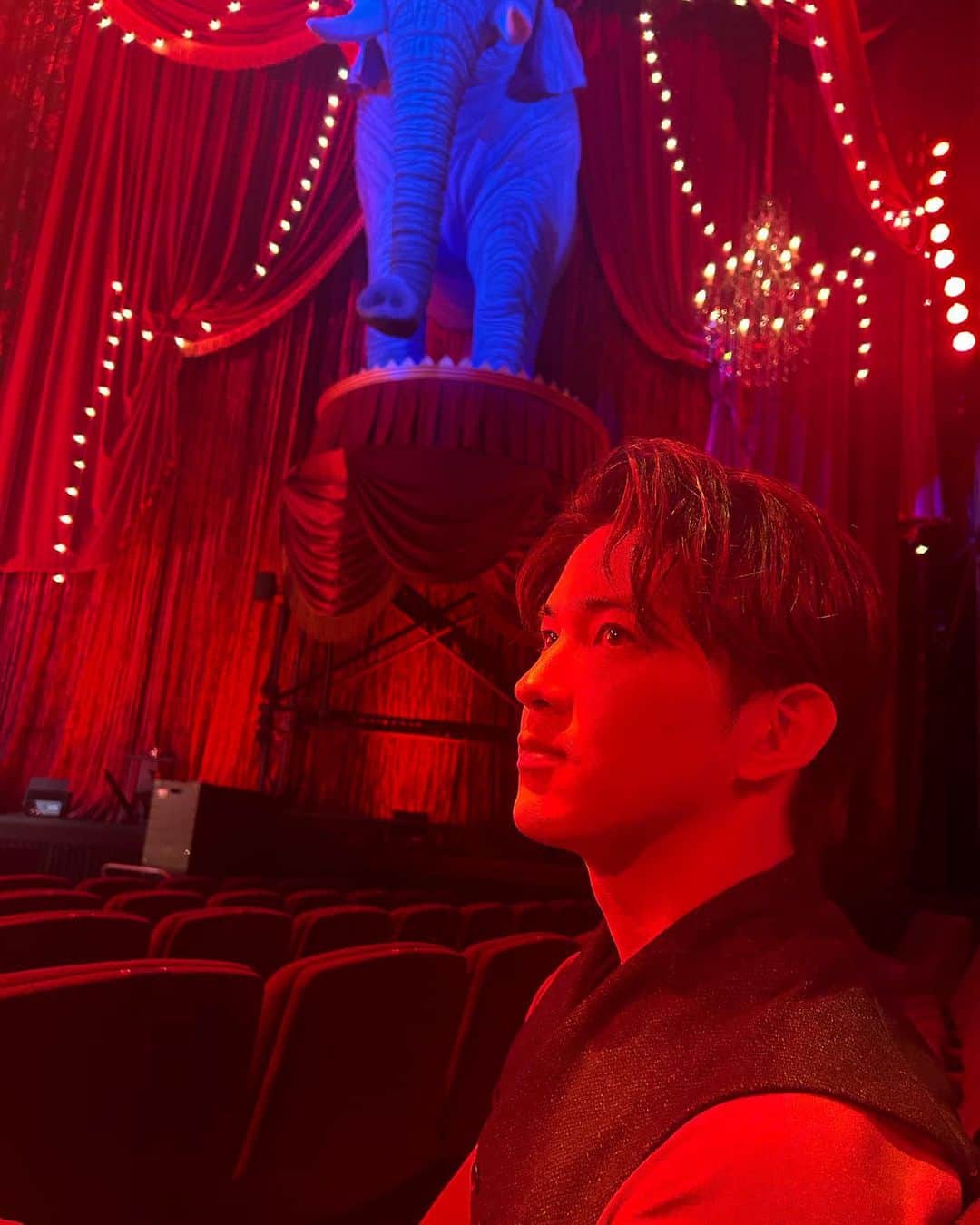 甲斐翔真のインスタグラム：「🟥🟥🟥×🟦🐘×👦🏻  #MoulinRougeTheMusical #ムーランルージュザミュージカル」
