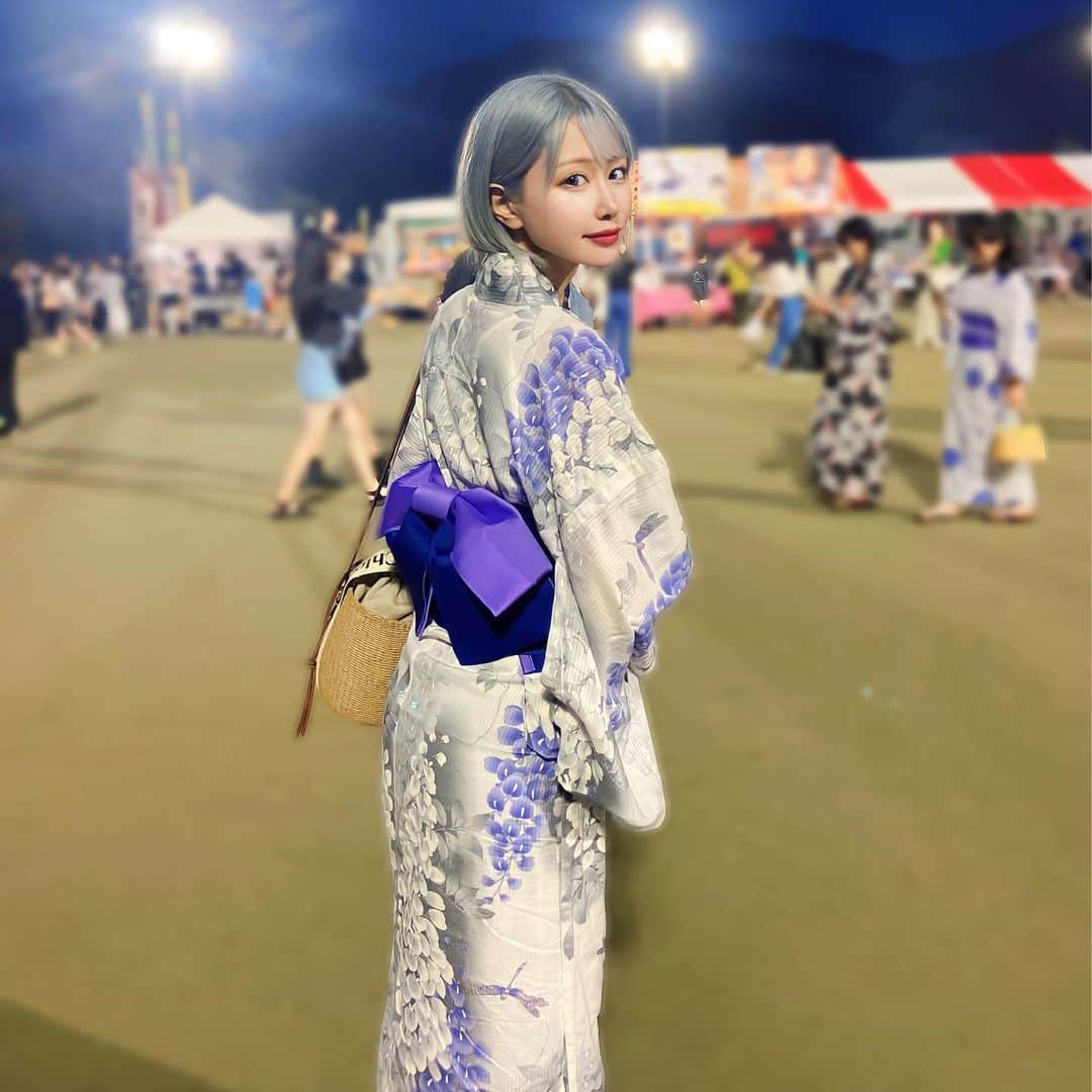 橘りあのインスタグラム：「山梨県の神明の花火大会🎇✩⋆*॰ . 2万発のは迫力やばかったー🥺🫶 人の量は半端なかったけどこんなに近く で見たの初めてだったから良きであった🙆‍♀️♪ . 車停めさせてもらった駐車場のおばちゃんが 優しすぎて桃たくさん貰ってしまった🍑 またこれが甘くて美味しかった♡♡ . . #山梨県 #神明の花火 #花火大会 #浴衣 #浴衣女子」