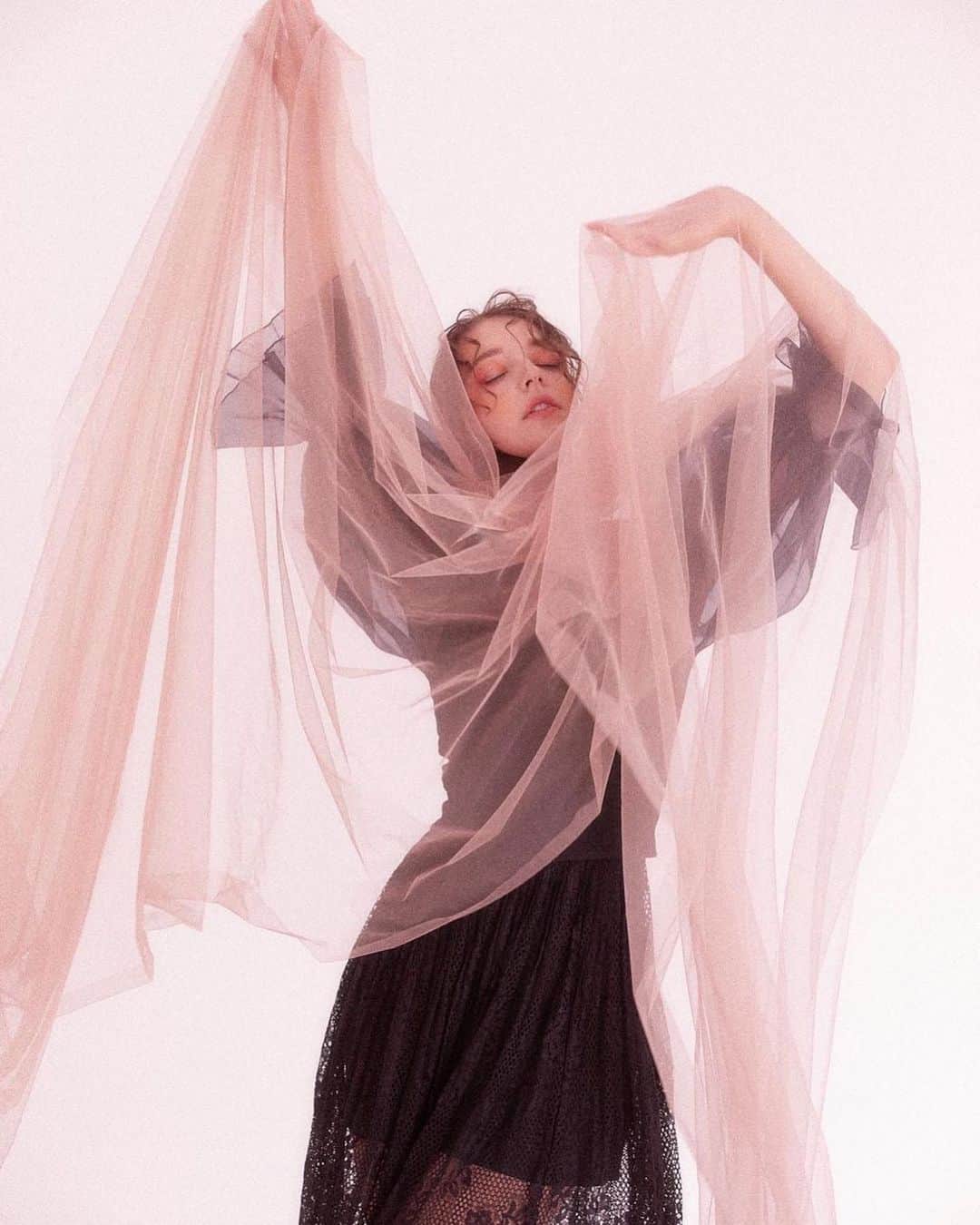 のインスタグラム：「“The veil can’t hide me anymore.”  가린다 해도 가릴 수 없는 무엇.  2년 전 사랑하는 분들과 함께 한 작업. 예술을 사랑하는 열정적인 마음으로 진행했었고  진행과정도 굉장히 재미있었던 프로젝트 입니다.」