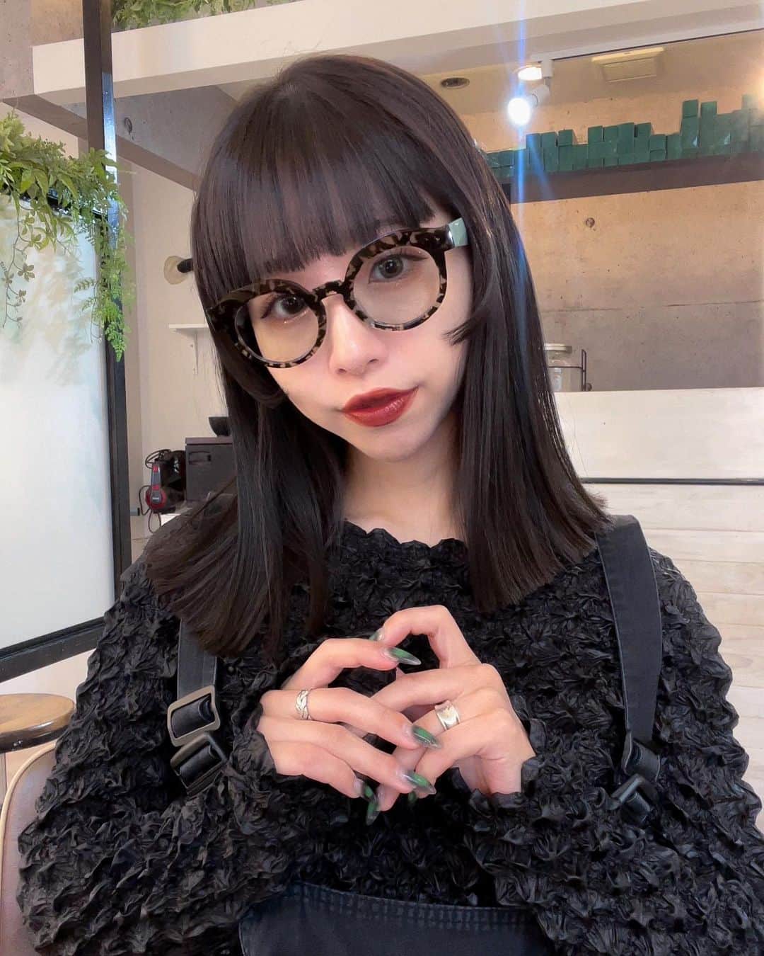 のインスタグラム：「イメチェン😘 @saki_kono_ さきさんに全部お任せして かわいくしてもらったよ〜◎  絶対的な信頼感 ჱ̒^._.^)照 切りっぱなし、サイドバング似合う〜😙  シリカ頭浸浴でリラックスして 水素3倍で髪質改善していただきました！ とぅるとぅる (^ - ^^o^^_^)  (( ビフォーが残念すぎるので 笑ってください笑 ))  さきさんとお話しするの楽しくて 毎回マシンガントーク🤣  いつもありがとうございます♡♡  (( この日、オッドアイなの👀 ))  @rrsalon_  @rrsalon.aoyama」