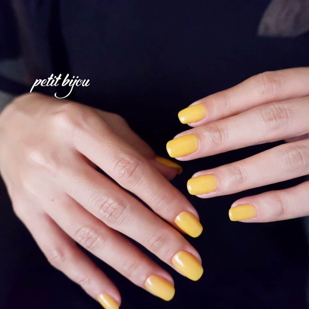 ayumiのインスタグラム：「...⁡ ⁡.⁡ ⁡密かなブーム。⁡ ⁡黄色。 ⁡⁡ .⁡ ⁡#petitbijou_nail #黄色はスキンカラー」