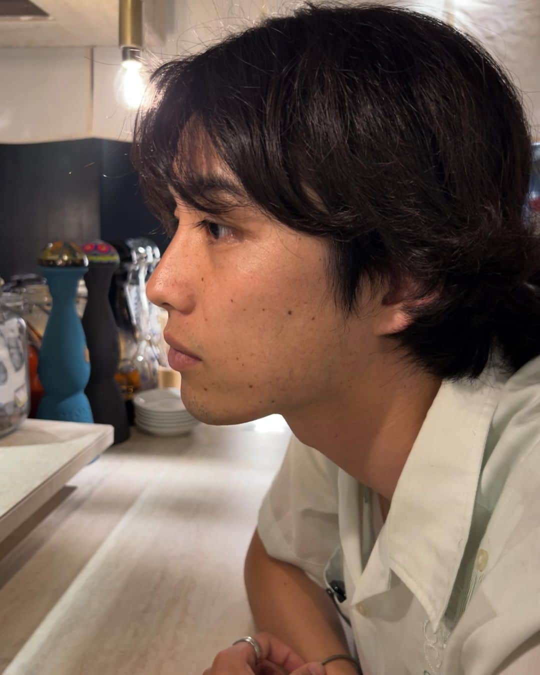 樫尾篤紀のインスタグラム：「髪長かった頃の横顔写真です。 ほくろ多いな」