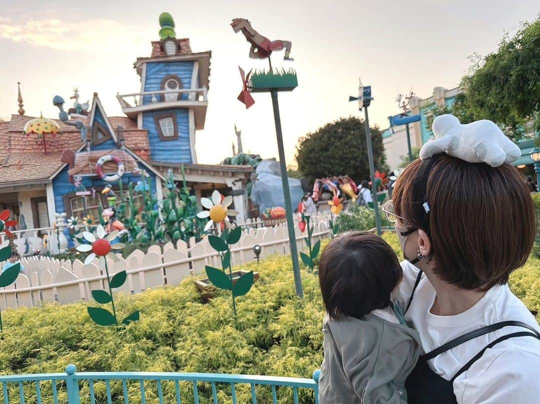 南明奈さんのインスタグラム写真 - (南明奈Instagram)「5月に息子くんディズニーランドデビューしました👦🏻✨ まだ10ヶ月だったのでアトラクションは乗らず、のんびりパークをお散歩して雰囲気を楽しんだよ☺️  パークデビューの記念日シールと40周年のドリームガーランドシールもいただきました🎉  いろんなものを目をキラキラさせながら見てて可愛いかった👦🏻✨ 次行った時はなにかアトラクション乗れるかな☺️⁇」8月11日 19時33分 - akinaminami