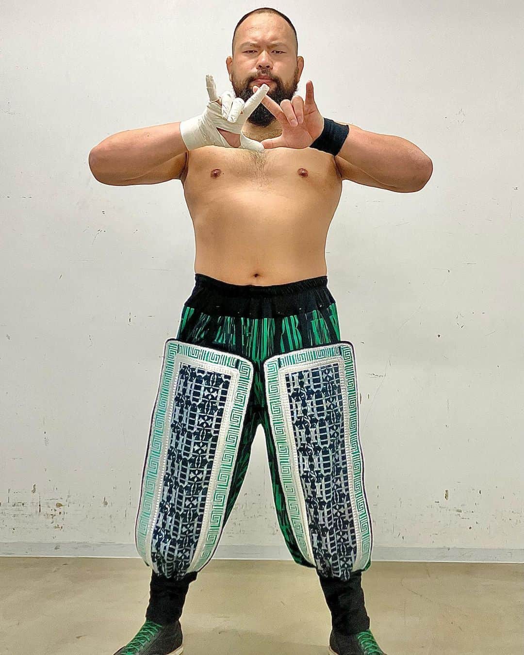 岡倫之のインスタグラム：「コスチューム解説②  シングルマッチ用コスチューム  内モンゴル相撲の民族衣装をモチーフに アーティスト集団【HEAD STREAM（ヘッドストリーム）】作のエンパイアのロゴと柄を取り組み仕立てた。  ふくらはぎ、モンゴル帽子の側面、帝国旗にはスポンサーの名前を彫らせていただいた。  #スポンサー様 #スポンサー募集中  #上田電気工業 @udk5005 @udk5005udk @yuko_k.o @kenichiro_hakariya  #HEADSTREAM #ヘッドストリーム #内モンゴル #モンゴル相撲 #モンゴル民族衣装  #デール #モンゴル帽子」