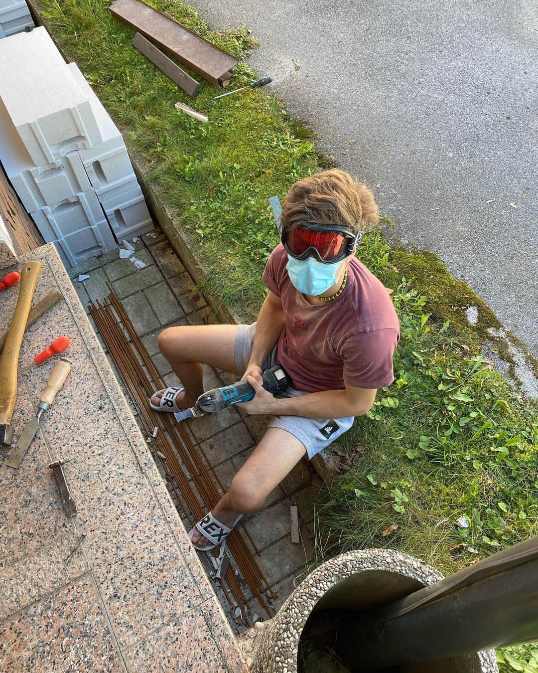ドメン・スコフィッチさんのインスタグラム写真 - (ドメン・スコフィッチInstagram)「Working on things ✌️ . . #constructionworker」8月11日 19時35分 - domen_skofic