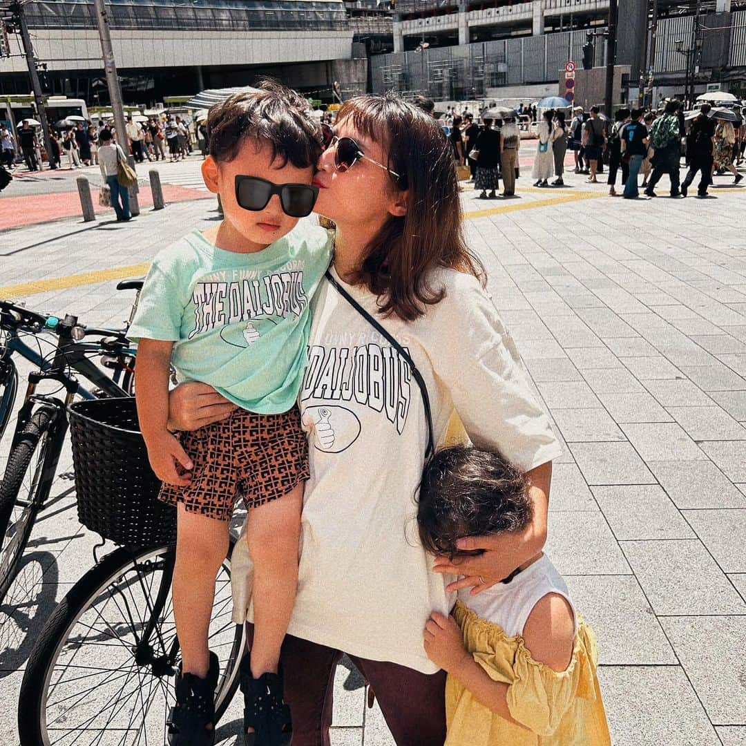 森岡朋奈のインスタグラム：「パパのみてきた☺️  嬉しいものです。。  オリコン上位入れ〜！！  #渋谷 #宮益坂 #愛ビジョン #お揃い  #親子  #2児ママ」