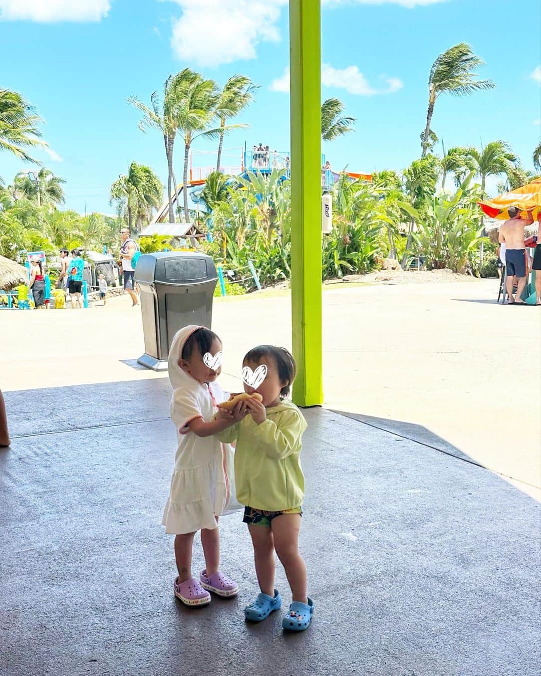 小林真由さんのインスタグラム写真 - (小林真由Instagram)「Hawaii🌴🌴  ハワイが避暑地になるなんて信じられない夏。 ⁡ 毎日のプールに加えて、ワイキキから車で30分のwet &wildも最高に楽しかった✨ 子供達もウォータースライダーし放題！ 大きくなっても一緒に行きたい🏊 ⁡ ⁡ #ファッション #コーデ #ママコーデ #女の子ママ #男の子ママ #ママライフ #コーディネート #４歳 #３歳 #ベビー #二人育児 #子連れ旅行 #旅行 #ハワイ旅行 #ハワイ #子連れハワイ #プール #wetandwild」8月11日 19時37分 - mayukobayashii