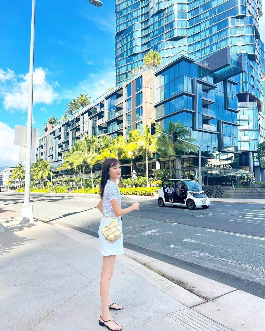 小林真由のインスタグラム：「Hawaii🌴🌴  ハワイが避暑地になるなんて信じられない夏。 ⁡ 毎日のプールに加えて、ワイキキから車で30分のwet &wildも最高に楽しかった✨ 子供達もウォータースライダーし放題！ 大きくなっても一緒に行きたい🏊 ⁡ ⁡ #ファッション #コーデ #ママコーデ #女の子ママ #男の子ママ #ママライフ #コーディネート #４歳 #３歳 #ベビー #二人育児 #子連れ旅行 #旅行 #ハワイ旅行 #ハワイ #子連れハワイ #プール #wetandwild」