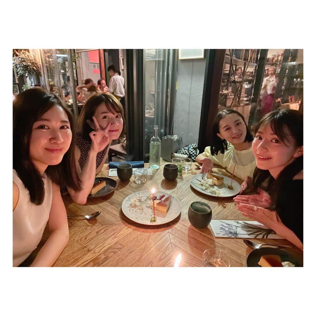岡田ロビン翔子のインスタグラム：「8月2日はグループ結成記念日  そんな日に 嬉しいご報告が💍🤰❤️ @aina_hashimot0   前もってこの日はみんなで集まろうと お店も決めていたので話はつきなくて  小学生で出会った私達が少しずつ大人になって それぞれの変化をこうやって話せるの うれしいなー  家族とも友達とも違うけど たのしいもうれしいも いろんな気持ちを一緒に味わってきたメンバーは 言葉では表せないくらい特別な存在  おめでとうがいっぱいの日  これからも、末長くよろしくね  👵👵👵👵  #一生かけて幸せに〜 #つんくさんから頂いた好きな歌詞 #あのはしもんがお家来てねって言ってくれた #あれは夢だったのかしら #図々しく遊びに行こうと思います」