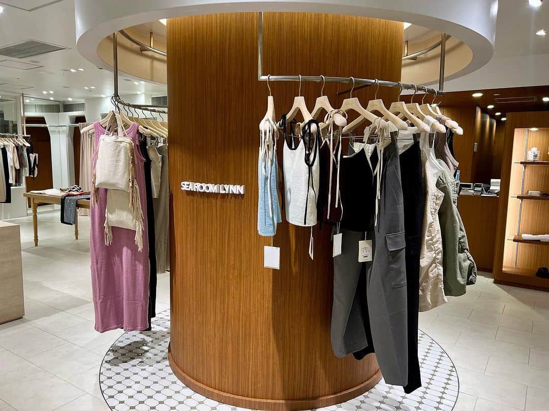 のインスタグラム：「▶︎NEW OPEN！！ 本館2F Sea Room lynn  8/11(金)に「Sea Room lynn」がオープンしました✨  海と都会が好きな“凛”とした女性のためのライフスタイルブランド。スタイリッシュなファッションアイテムから、リラックス感のあるルームウェアまで幅広く展開しています。  =OPENING CAMPAIGN= 【LIMITED NOVELTY】  ・￥22,000(税込)以上お買い上げのお客様へ「SRLエンブレムトートバッグ」をプレゼント  ※先着順数量限定   【SHOP LIMITED先行発売】  店舗のみ発売のグッズが先行入荷いたします！  ・キーホルダー  ・エコバッグ  ※その他店舗は8月15日(火)発売予定    ※ノベルティ及び限定アイテム各種は無くなり次第終了となります。  ※当日ご来場されたお客様の状況に応じて整理券の配布、または入場制限をさせていただく場合がございます。予めご了承ください。  Instagram:@searoomlynn_official 　　　　　@searoomlynn_shop 公式HP: https://searoomlynn.jp  #福岡パルコ　#パルコ　#SeaRoomlynn」