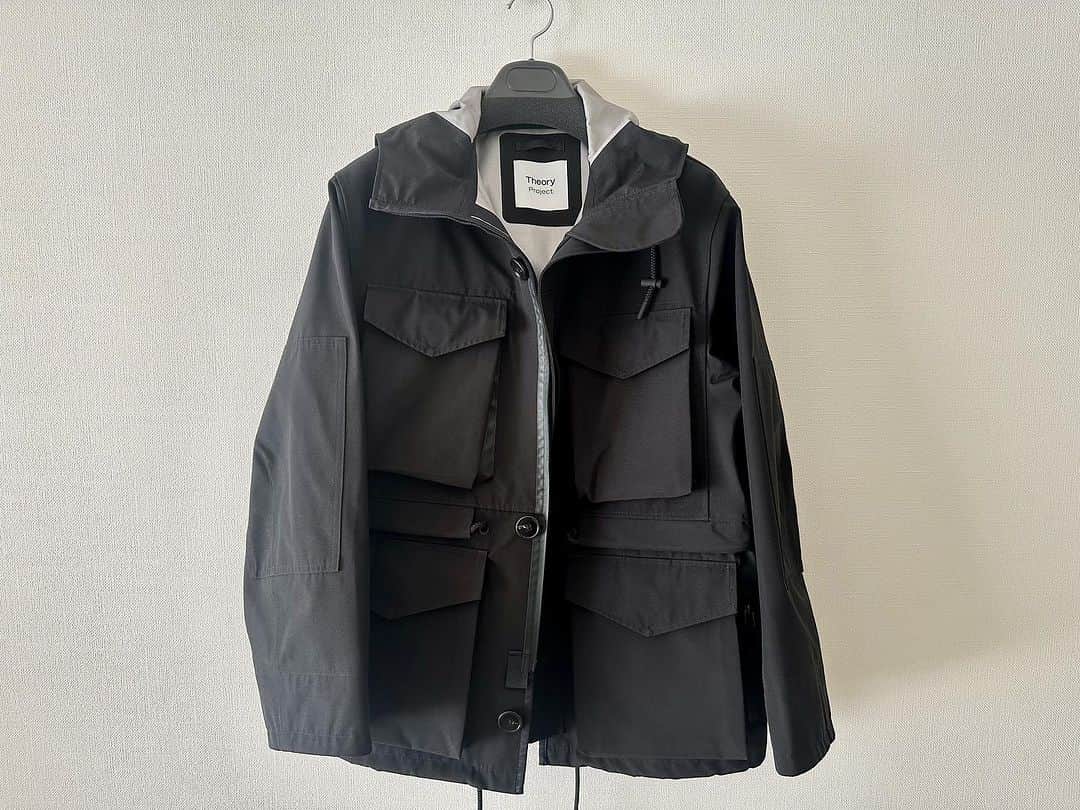 賀集利樹のインスタグラム：「コンニチハ  【今日のお買い物】  洋服はアウターとスニーカーを購入。  いつも衣装を借りたりでお世話になっているtheoryのファミリーセールにて  びっくりするくらいのかなりの値引き価格で感謝しかない🙏  どちらも #theoryproject という新しく出来たライン 個人的にこれくらいのラフさがあるデザインは好きだ。  ⭐️サブスク限定の投稿ではこういう購入した物やオススメの物や好きな食事屋さんなど紹介していく形にしましょうかね。とりあえずは✨」