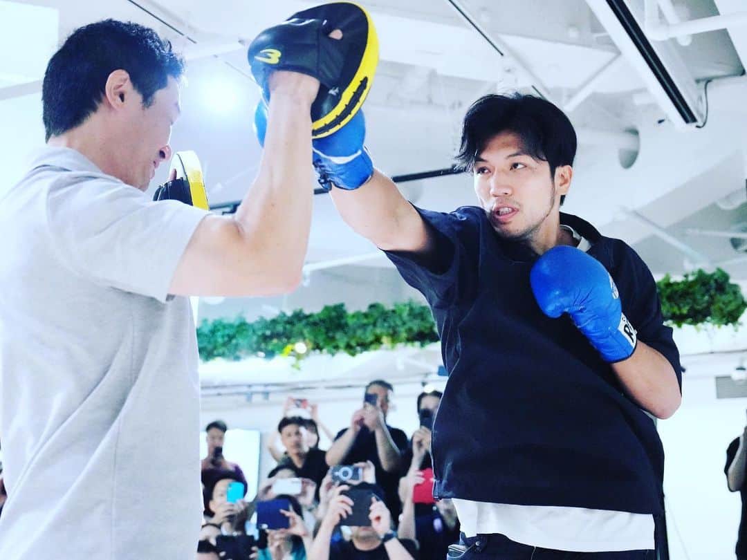 木村悠さんのインスタグラム写真 - (木村悠Instagram)「本日は村田諒太さんとのトークショー🥊 満員御礼で定員を上回る130名を超える方に参加頂きました！メディアの方も多数来られて盛り上がりました^_^大規模イベントでしたが無事に終わってホッとしてます！ 参加してくれた方が、皆さんとても喜んでくれたのが嬉しいですね😃ご参加頂きありがとうございました！  #ボクシング #boxing #トレーニング  #ボクサー  #世界チャンピオン #champion  #チャンピオン #木村悠 #二刀流 #boxer  #オンラインジム #村田諒太 #金メダリスト」8月11日 19時43分 - kimura.yu