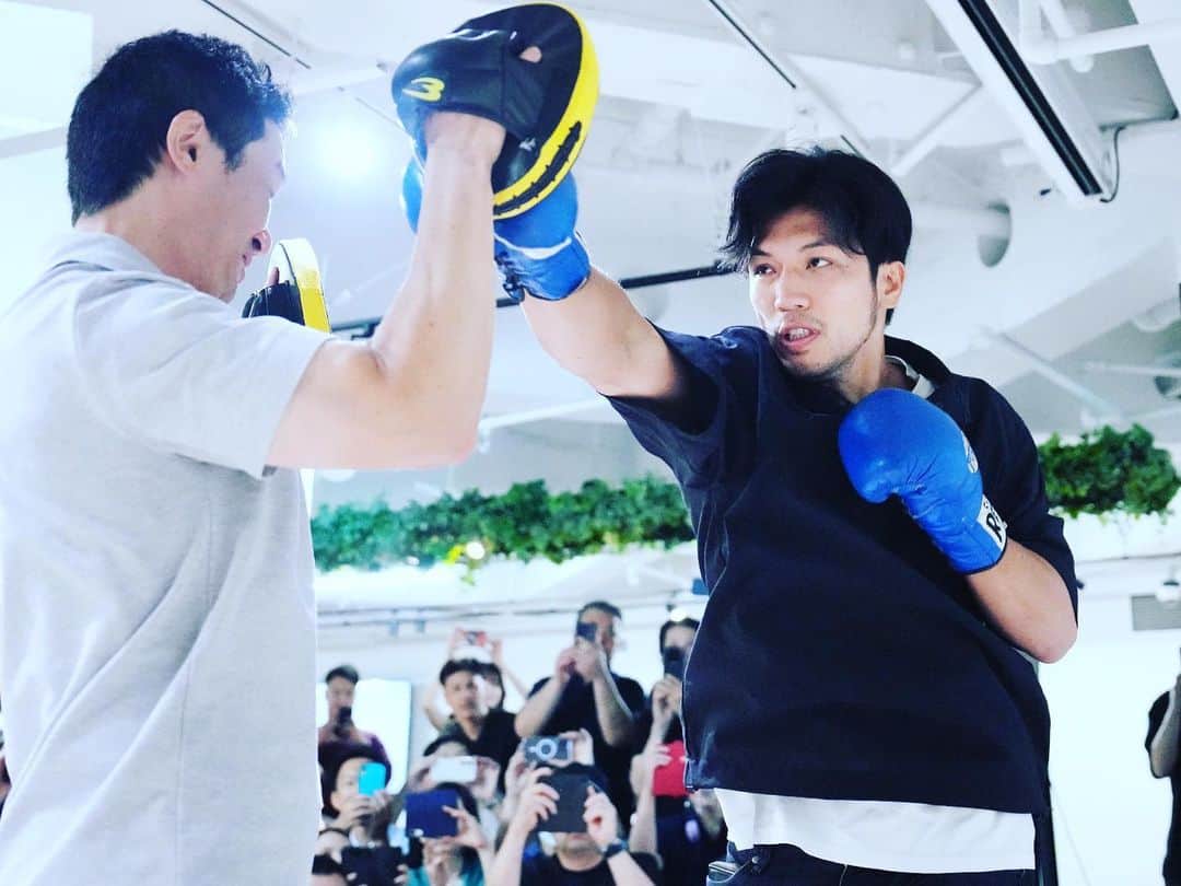 木村悠のインスタグラム：「本日は村田諒太さんとのトークショー🥊 満員御礼で定員を上回る130名を超える方に参加頂きました！メディアの方も多数来られて盛り上がりました^_^大規模イベントでしたが無事に終わってホッとしてます！ 参加してくれた方が、皆さんとても喜んでくれたのが嬉しいですね😃ご参加頂きありがとうございました！  #ボクシング #boxing #トレーニング  #ボクサー  #世界チャンピオン #champion  #チャンピオン #木村悠 #二刀流 #boxer  #オンラインジム #村田諒太 #金メダリスト」