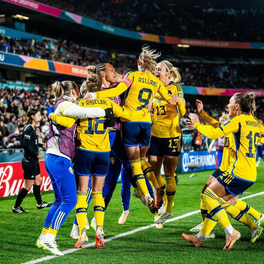 のインスタグラム：「MY TEAM ❤️‍🔥🇸🇪」