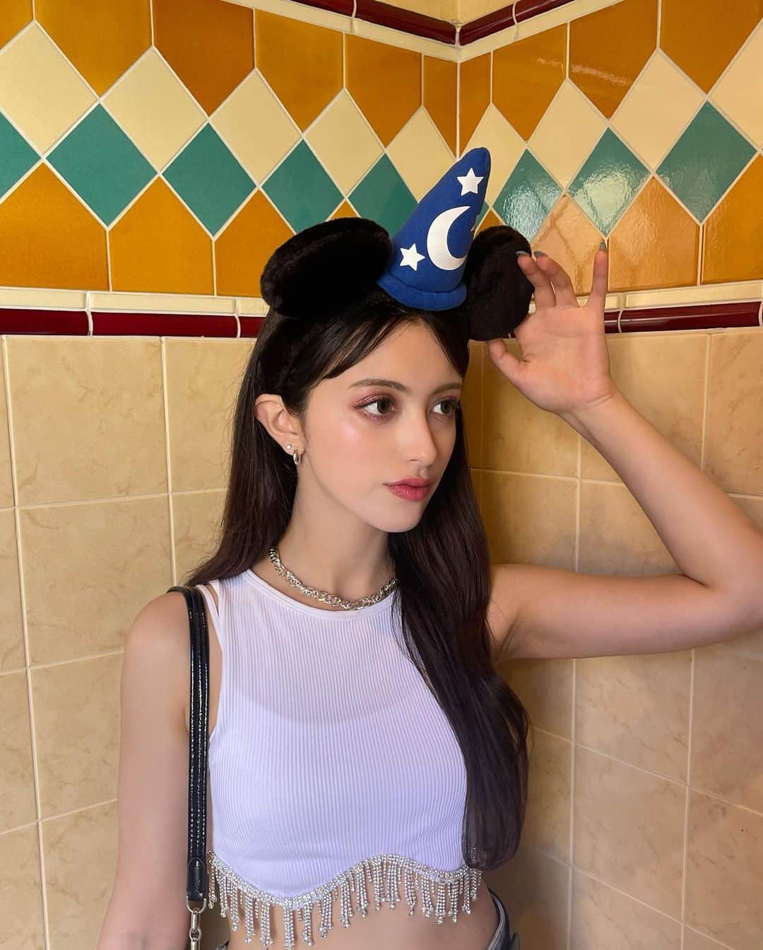 エブラヒミ椎菜のインスタグラム：「・ シーのゴンドラ近くのトイレ 光がいい感じに入って盛れた🚢(暑い) お餅苦手だけどリトルグリーンまんは食べれるんだよな〜  ・ ・ ⁡ #ディズニーコーデ #ディズニー #ディズニーシー #ミッキーコーデ #ディズニーフード #カジュアルコーデ #デニムコーデ #instagram #instagood #instalike #ootd #좋아요그램 #좋아요반사 #좋아요테러 #좋반 #오오티디룩#いいね返し #단발머리 #미용실 #데일리룩 #머리스타그램 #좋아요폭탄 #팔로우미 #셀카 #셀끼꾼 #01년#01」