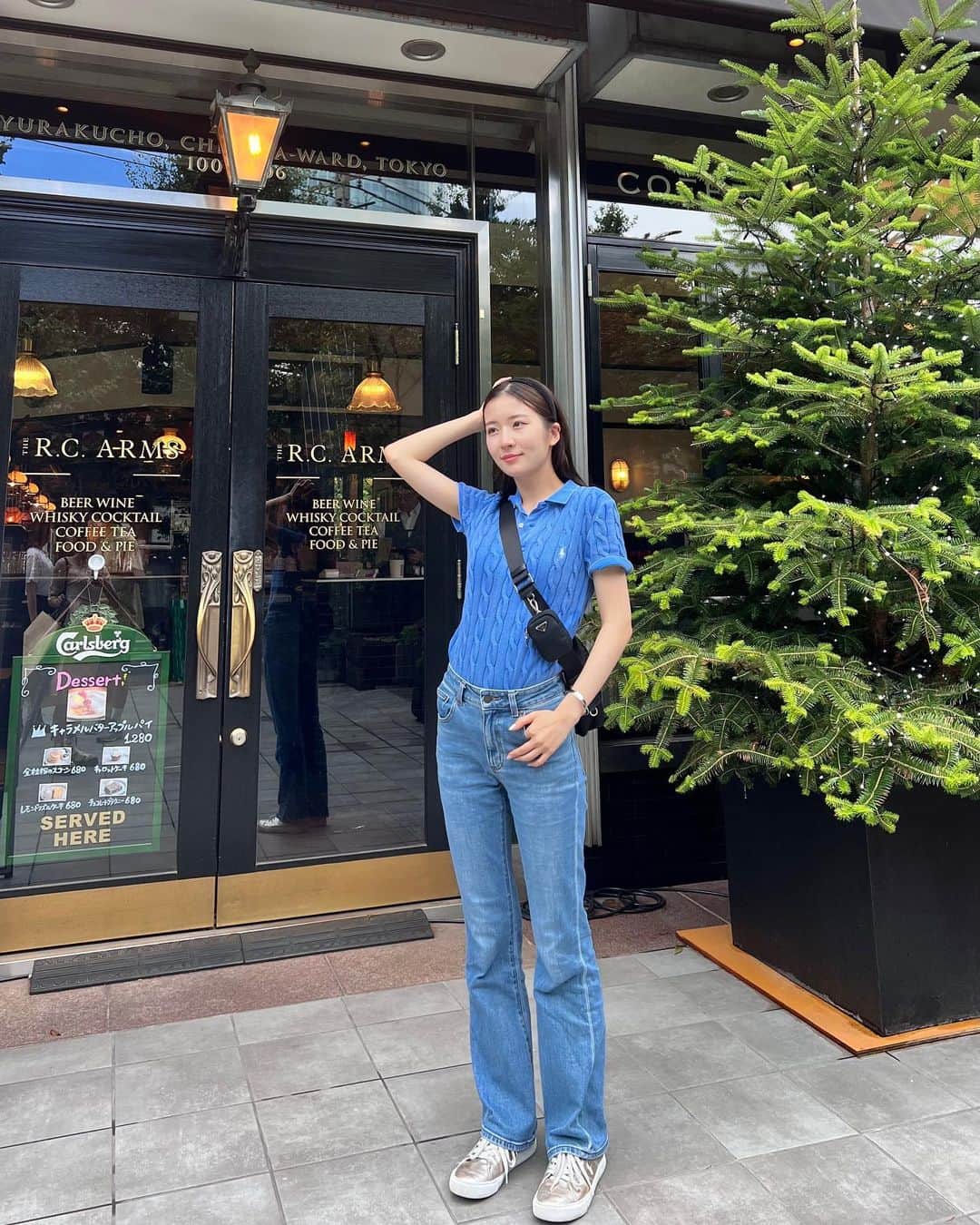 雨宮凜々子のインスタグラム：「ちょいとアメリカンな一日🗽 👚#ralphlauren  👖#gu  👟#ralphlauren  👜#prada   #有楽町ランチ #銀座ランチ #ootd #fashion #夏コーデ #海外ファッション」