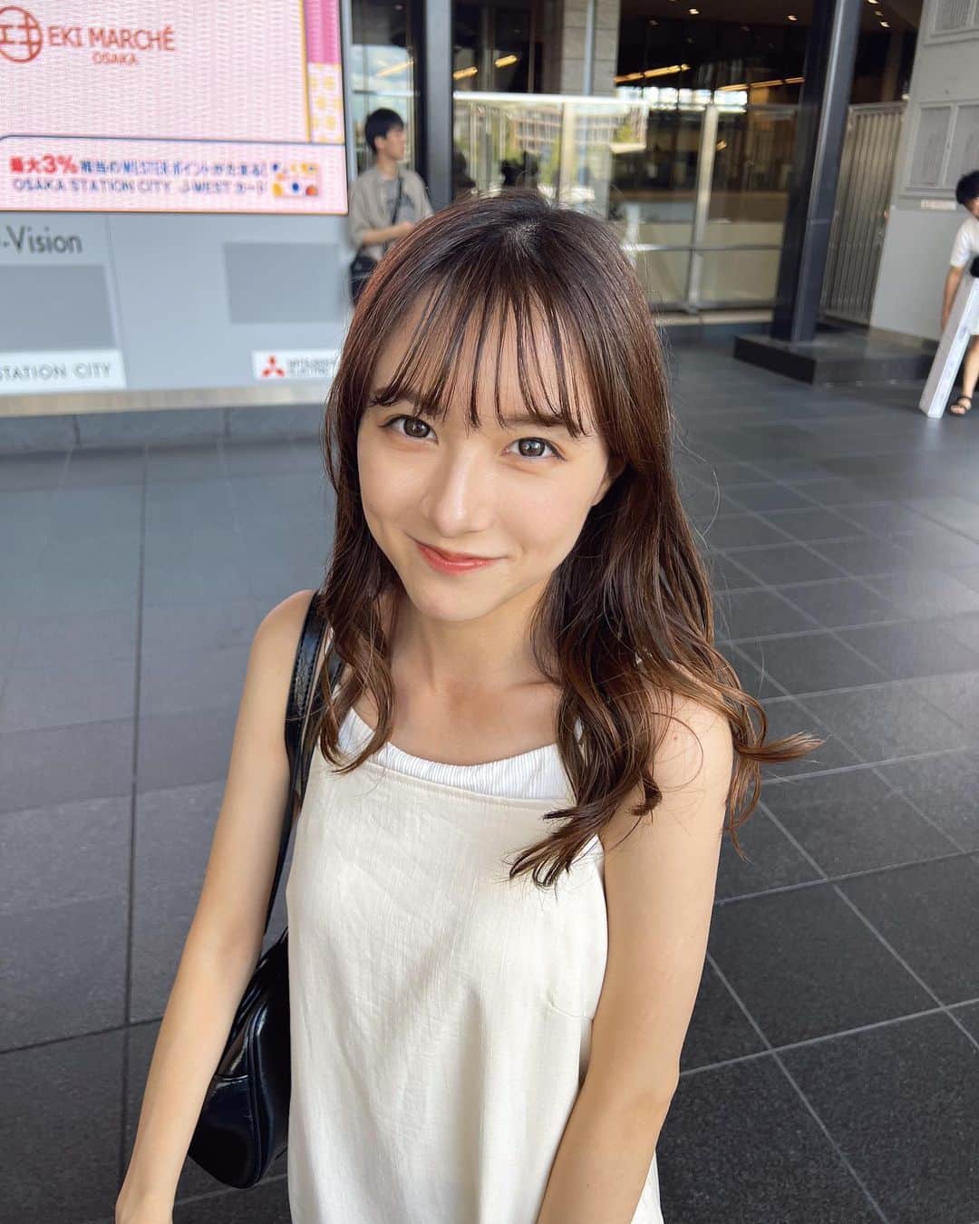 友恵温香のインスタグラム：「もかさんに撮ってもらったやつ🥺🤍 後でもかさんピン写も載せるよ😏😏    #ゴチャ14  #梅田  #大阪  #ミディアムヘア」