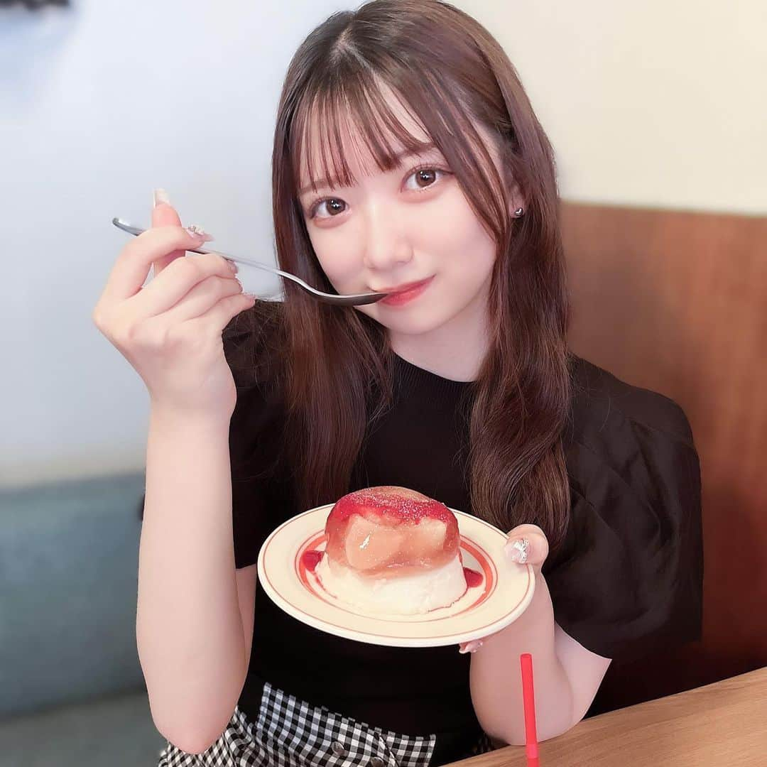 薮田こもものインスタグラム：「ピーチメルバ風プリン🍑🍮♡  白桃は好きだけど黄桃は苦手です；；  ・ ・ ・   #新宿カフェ #新宿三丁目カフェ #隠れ家カフェ #東京カフェ #신주쿠카페 #푸딩」