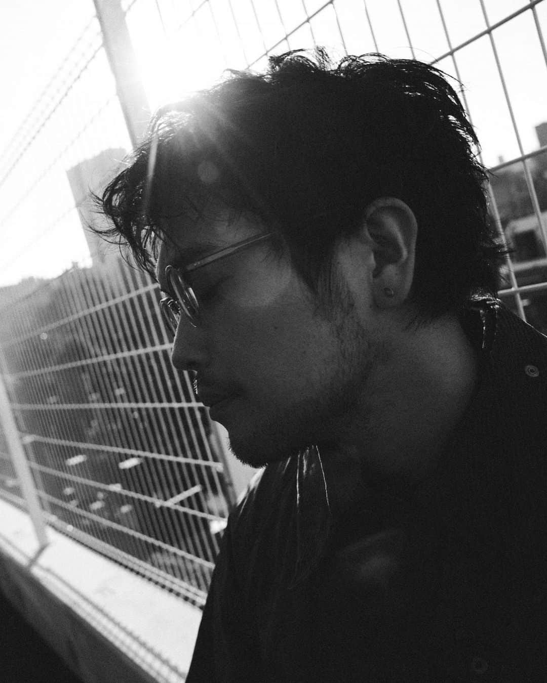のインスタグラム：「PHOTOGRAPHY: @tomoyuki_kawakami  STYLING: @shoheikashima  HAIR & MAKE-UP: @kimura_kazuma  CREATIVE DIRECTION: @osrin.0902  「SWITCH 」3月号」
