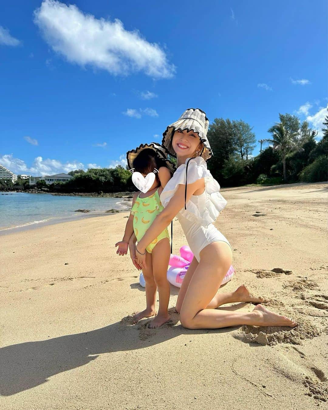 水野佐彩のインスタグラム：「・ お盆休みはじまり👩‍👧💚 初日から1日中実家にいた☺️笑  写真は沖縄の想い出🌺 2日に1回は "ママ〜沖縄さぁほんと楽しかったよねぇ" "次は沖縄？ハワイ？海で遊びたいねぇ" と言ってきます👧🏻🩷💙  早くまた行きたいね💗💗」