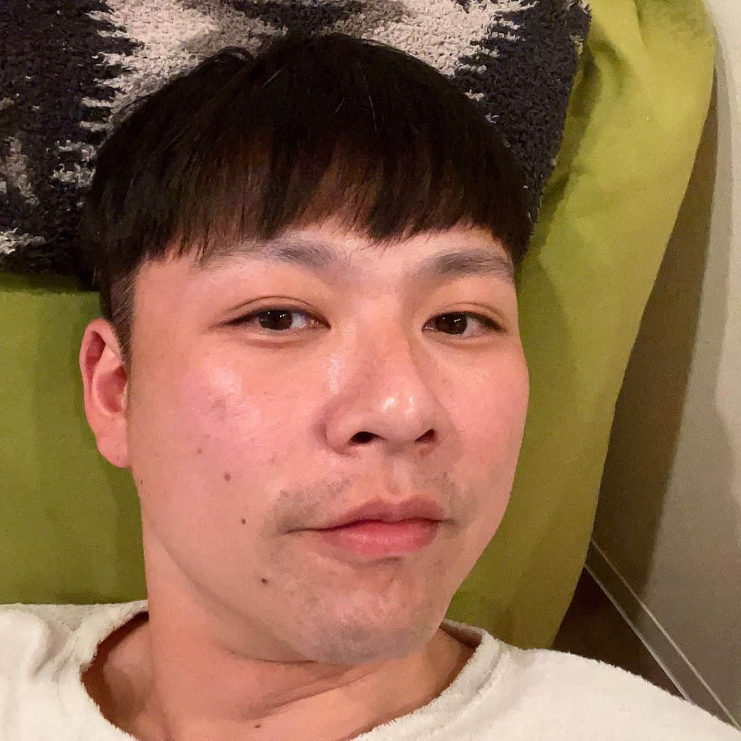 奥田修二のインスタグラム：「【散髪】  「サイドと襟足は刈り上げ6ミリで、トップは揃えてください。」  とオーダーしたらこうなりました。  え？揃えるってこういうことでしたっけ？  #ガクテンソク  #刈り上げ中年 #パッツン中年 #北京少年 #スイカ頭」