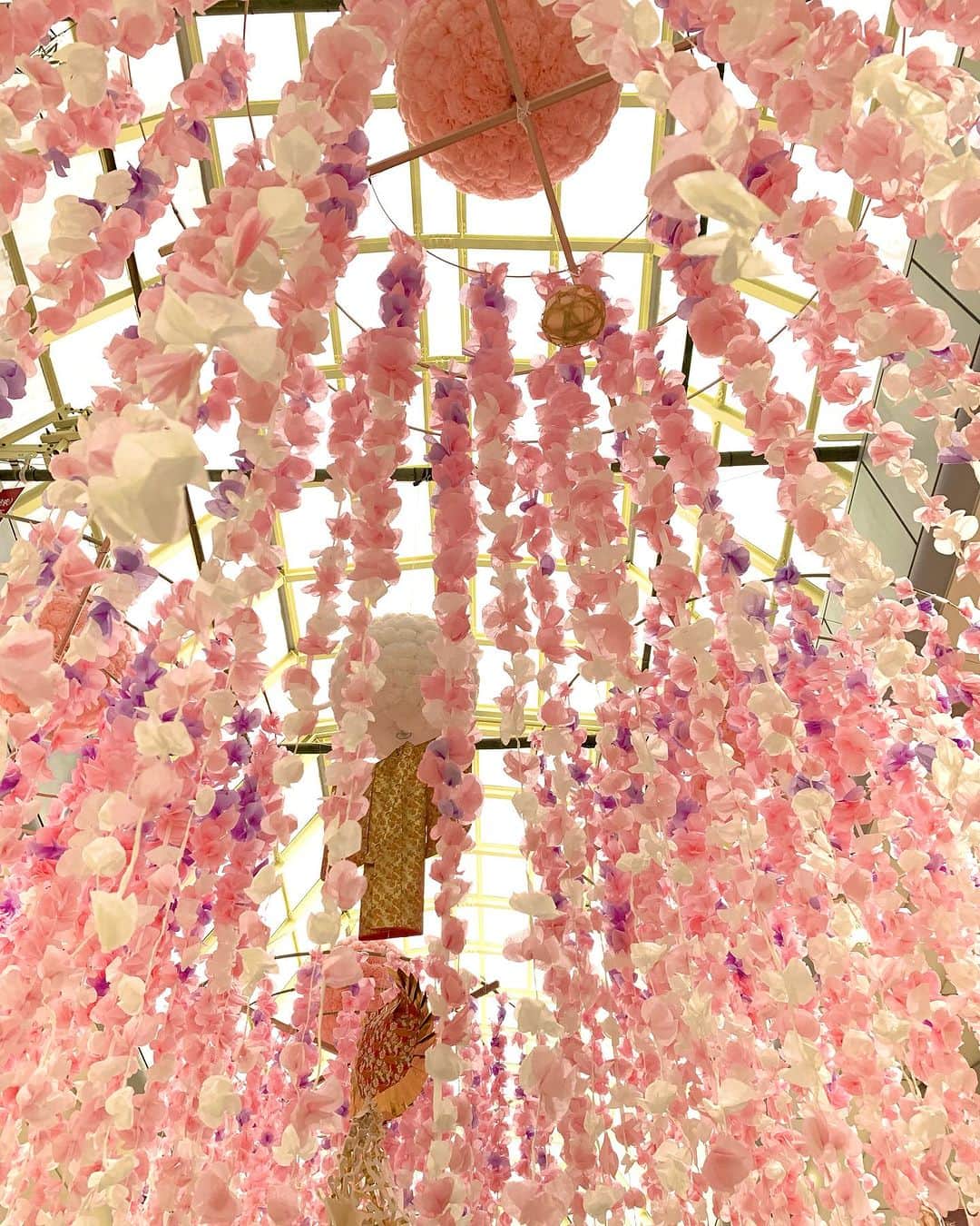 小松彩夏さんのインスタグラム写真 - (小松彩夏Instagram)「⁡ 仙台七夕まつりへ🎋✨ ⁡ 制限のない久しぶりの 七夕まつりは賑わっていました✨ ⁡ とっても華やかな七夕飾りは みていて本当に楽しい☺️🌸 ⁡ 中でも藤崎前の一番町スクエアに飾られている仙台市内の小中学生が作成した折鶴の飾りが圧巻でした✨ ⁡ 今年はピンクで可愛かったです💕 ⁡ ピンク・白・金色に込められたテーマは 「伝える感謝 つながる思い」だそうです☺️🌸 ⁡ どの七夕飾りも沢山の想いが詰まっていて キラキラ輝いていました✨ ⁡ また来年も楽しみです☺️🎋 ⁡ #仙台 #宮城県 #仙台市 #仙台七夕まつり #仙台七タ #仙台#七夕まつり #夏まつり#七夕飾り#観光 #折鶴 #七夕 #SENDAI #夏」8月11日 19時55分 - official_ayaka_502