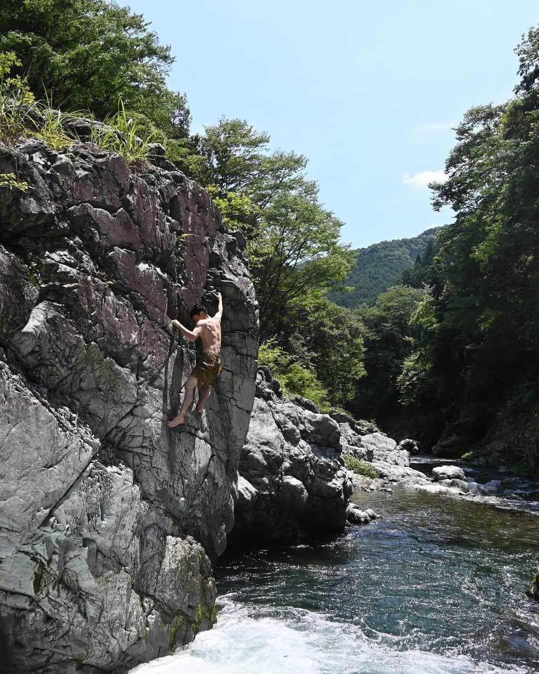 石松大晟のインスタグラム：「・ Sense of adventure🌳🌿🪨 開放感、一体感、達成感、高揚感。 自然は色んな事を教えてくれる。  #climbing #rockclimbing #bouldering #deepwatersolo #rockclimbingphotography #rockclimbingphotography #climbing_pictures_of_instagram #climbing_photos_of_instagram #クライミング #ボルダリング #ロッククライミング #ディープウォーターソロ」