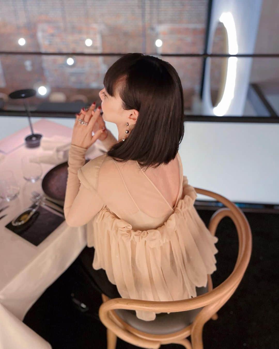 のインスタグラム：「♥️  ヌーディーなリップが多い日々。でもディナーは赤リップで。 コース料理ではジビエも頂きました。得意ではないけど癖もなくとても美味しくおなかいっぱい。  #fashion #outfit #threecosmetics  #ヘアメイク #アラフォー #ファッション」