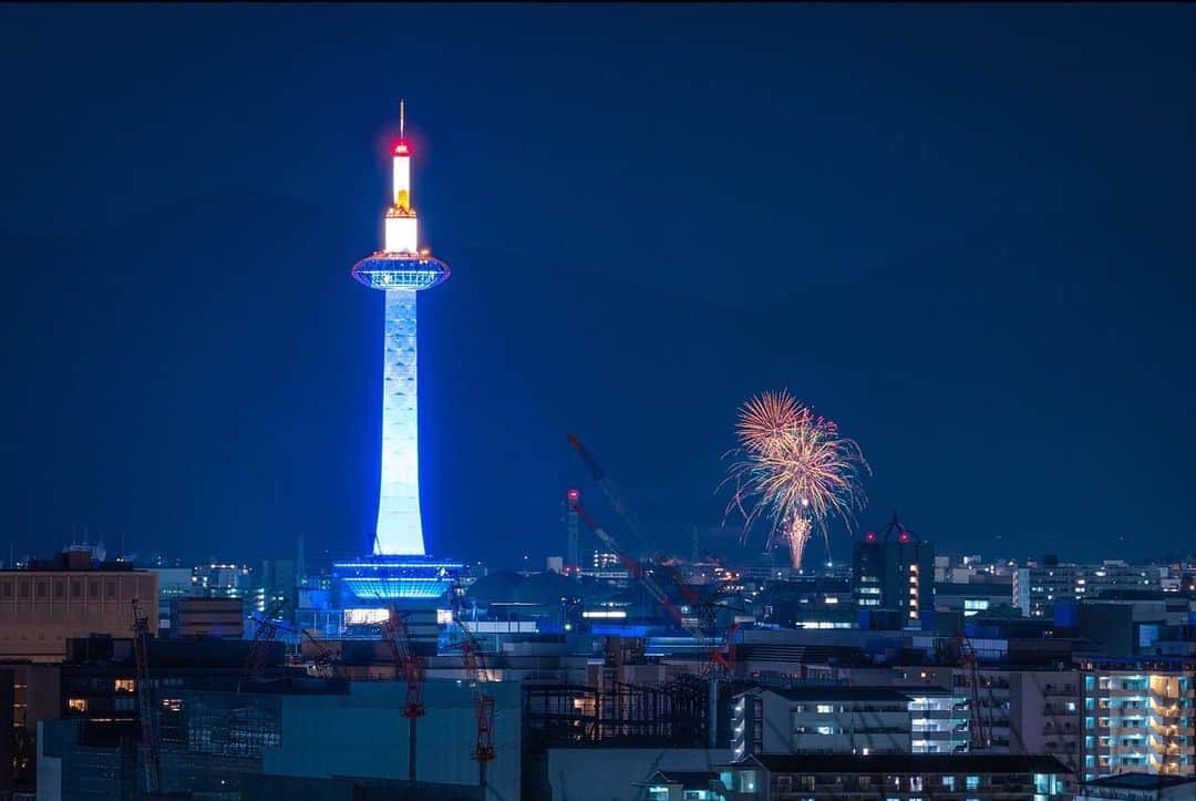 京都タワーのインスタグラム：「* PHOTOBY @nkn__2840 #リポスト#おおきに  花火の瞬間を撮影された1枚です📷 とても真っ暗な場所からされたんだとか…👀！  素敵なお写真のご投稿、ありがとうございました👏  ----- @kyototowerhotel_officialをタグ付け、または【#京都タワー】か【#kyototower】をつけて投稿していただいたユーザーさまの素敵なお写真をご紹介していきます ----- #京都 #京都旅行 #京都カメラ部 #キリトリセカイ #京都大人旅 #京都写真部 #写真好きな人と繋がりたい #京都タワーのある景色 #夜景 #夜景ら部 #夜景好き #そうだ京都行こう #誰かに見せたい風景 #誰かに見せたい景色 #カメラ女子 #kyoto #kyotogenic #beautiful #night_gram #japan #travel #discoverjapan #loves_united_kyoto #instagood #kyotojapan #kyoto_style #kyotogenic」
