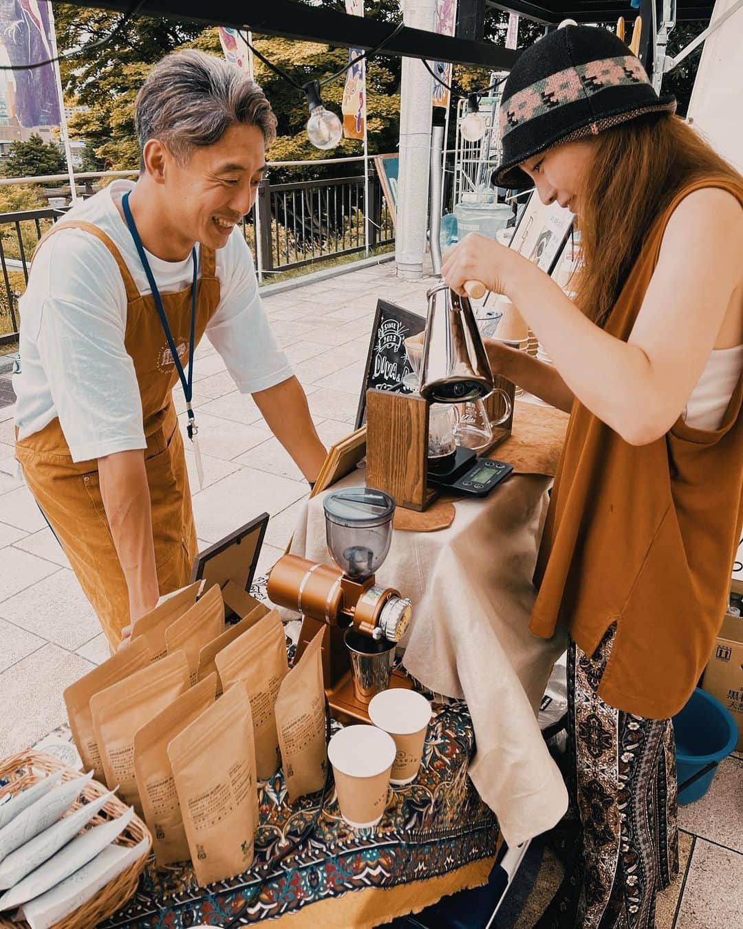 畑中奈緒美さんのインスタグラム写真 - (畑中奈緒美Instagram)「• @divaandram_coffee   はこだて国際民族芸術祭にて初出店無事終了しました‼︎ 初めての事だらけでめっちゃ疲れたけど、それ以上にめちゃくちゃ楽しかった‼︎  2日間のみの出店だったけど、 大きな問題もなく、楽しく乗り越えられたのも準備から当日、撤収まで ずっとサポートしてくれた皆様のおかげです‼︎ 本当にたくさんの方々のサポートのおかげで無事初出店を乗り越える事ができました😭✨ 応援してくれて、支えてくれた周りの皆様にはもうありがとうございますの言葉じゃ足りない位、感謝の気持ちでいっぱいです。 右も左もわからず、1人だったらきっと諦めていました。  一から全てを教えてくれたGPの皆様をはじめ、 色々と相談に乗ってくれたBRFの皆様、 忙しい中札幌からお手伝いに駆けつけて来てくれた小夜子。 本当に感謝感謝感謝です😭🧡  小夜子が書いてくれた素敵な看板は初出店記念の大事な宝物。 プロに書いてもらえるなんて嬉しすぎてたくさん写真撮った。  他にも足りない物を色々と貸してくれた地元の友達や先輩。 そして一番近くで応援してくれていた両親。 みんながいたからやっと一歩踏み出す事が出来ました。  北海道とは思えない程の暑さの中、足を運んで下さった皆様、本当に本当にありがとうございました！  自分が淹れたコーヒーを飲みながらみんなが笑顔で楽しんでいる光景を見れて本当に本当に感激でした🥹✨  初出店は地元函館で！と密かに思っていたので、 大好きな芸術祭で初出店出来た事が今後の自分にとって大きな自信に繋がっていくと信じています。  反省点ばかりだけど、ここからどんどん成長していけるよう、 今出来る事を一生懸命コツコツと楽しくやって行こうと思っています☺️☕️🍪  そんなわけで、 もっと美味しいコーヒー淹れれるように頑張ります✊🔥  そしてやっぱり函館最高です。 大好きです🫶🏼 また絶対函館で出店するぞー❤️‍🔥  #DIVAandRAMCOFFEE #coffee #bake #珈琲 #函館 #はこだて国際民俗芸術祭」8月11日 20時00分 - hatanaka_naomi